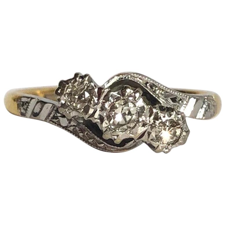 Art Deco Diamant, 18 Karat Gold und Platin Cross Over Drei-Stein-Ring im Angebot