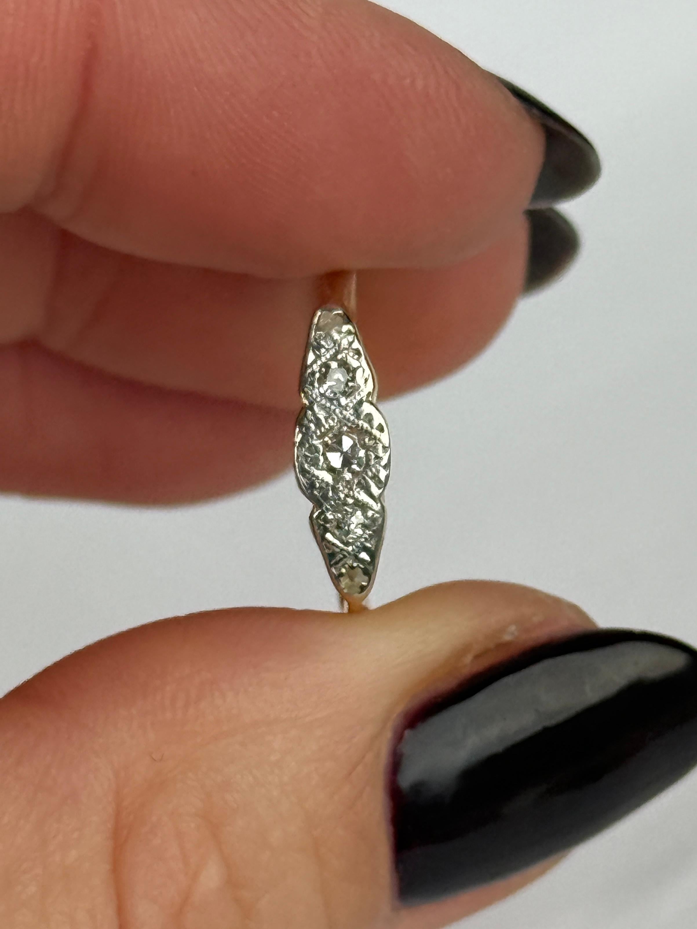 Si tratta di un anello a pannello art déco. Modello in oro 18 carati e pietre incastonate in platino. Il totale dei diamanti di questo anello è di circa 20pt. C'è un diamante al centro e due incastonati ai lati. 

Misura dell'anello: L o 5