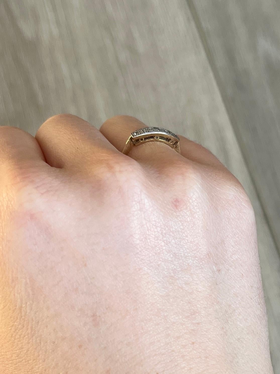 Questo anello a pannello ha un design classico Art Deco e i diamanti si inseriscono perfettamente nel platino. I diamanti hanno tutti un meraviglioso scintillio e catturano la luce. Il totale dei diamanti è di circa 7 punti. 

Misura dell'anello: J