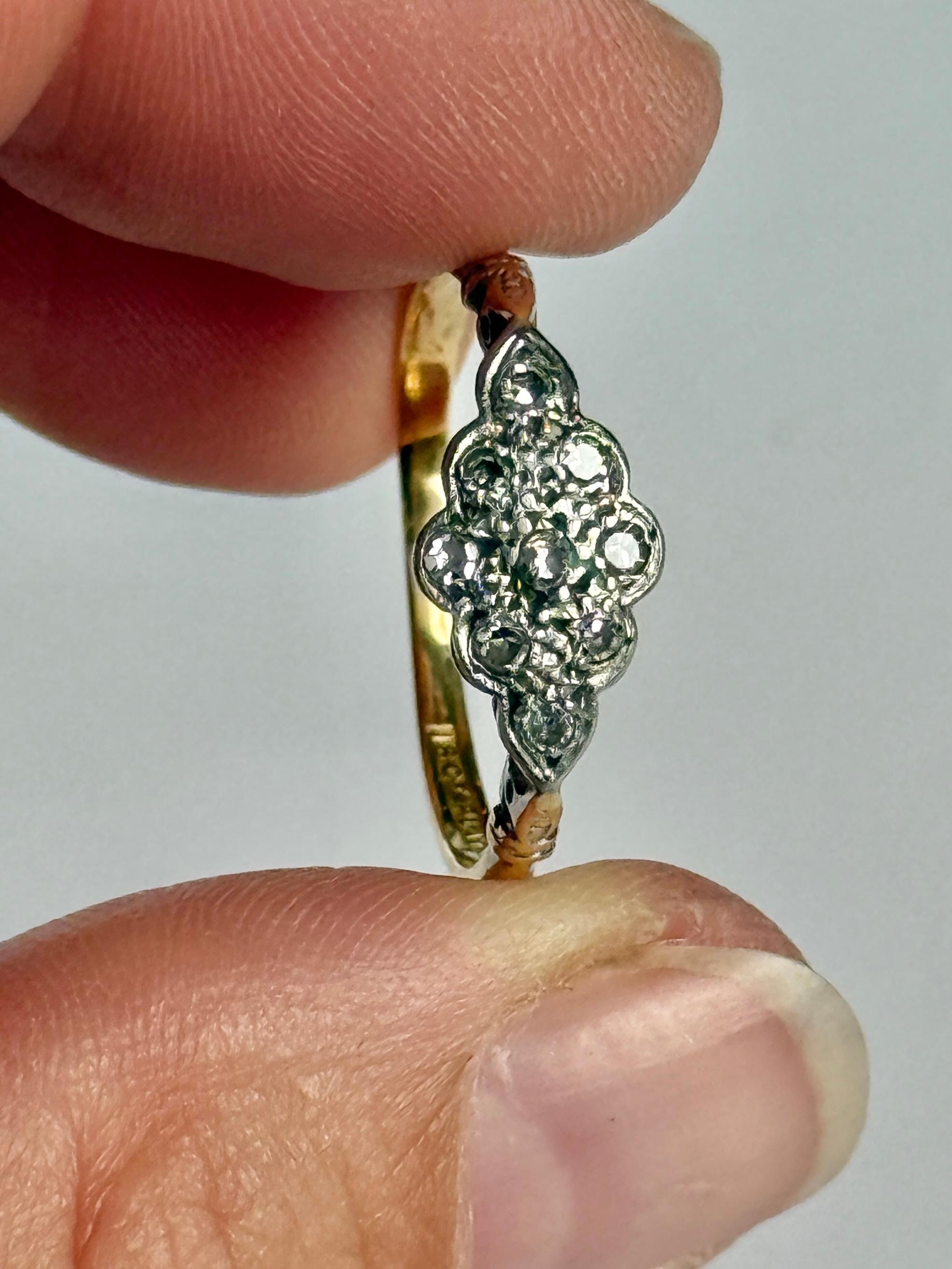 Il s'agit d'une bague à panneau art déco. Modèle en or 18 carats et pierres serties en platine. Le total des diamants de cette bague est d'environ 27pts.

Taille de la bague : P ou 7 3/4
Dimensions du panneau : 8x9mm
Hauteur du doigt : 3,5 mm

Poids