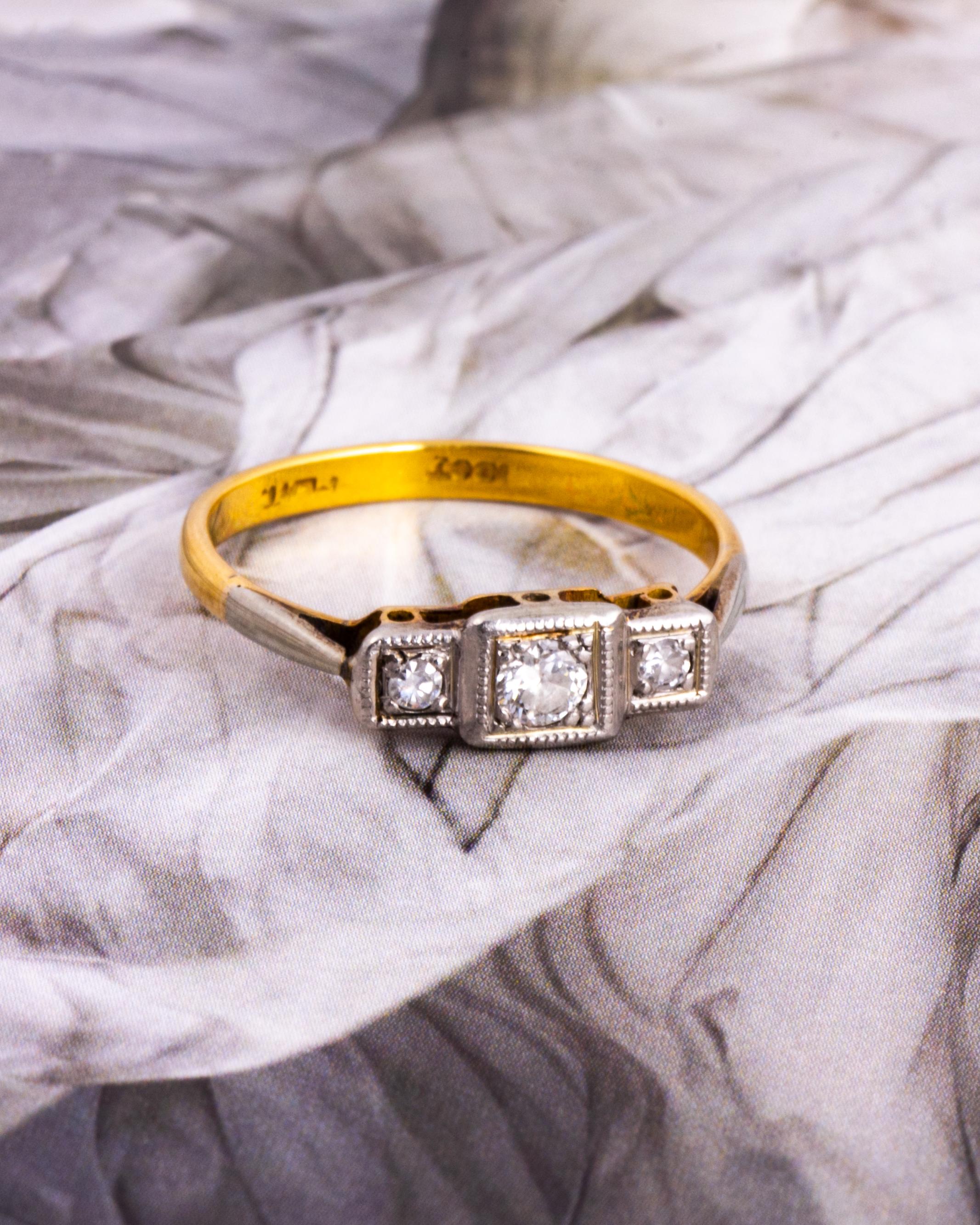 Art Deco Diamant, 18 Karat Gold und Platin Drei-Stein-Paneel-Ring mit Diamanten (Rundschliff) im Angebot