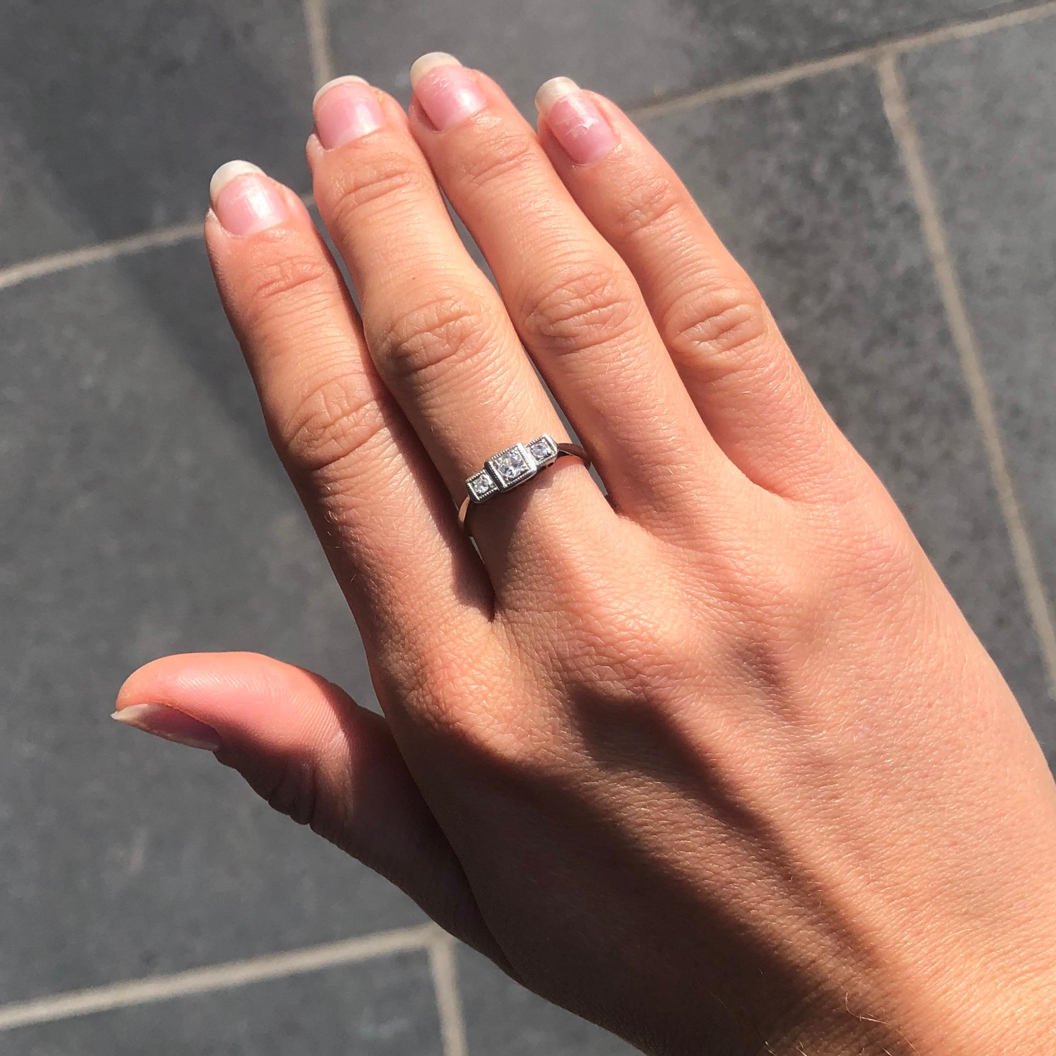 Bague Art déco à trois pierres en or 18 carats et platine Pour femmes en vente