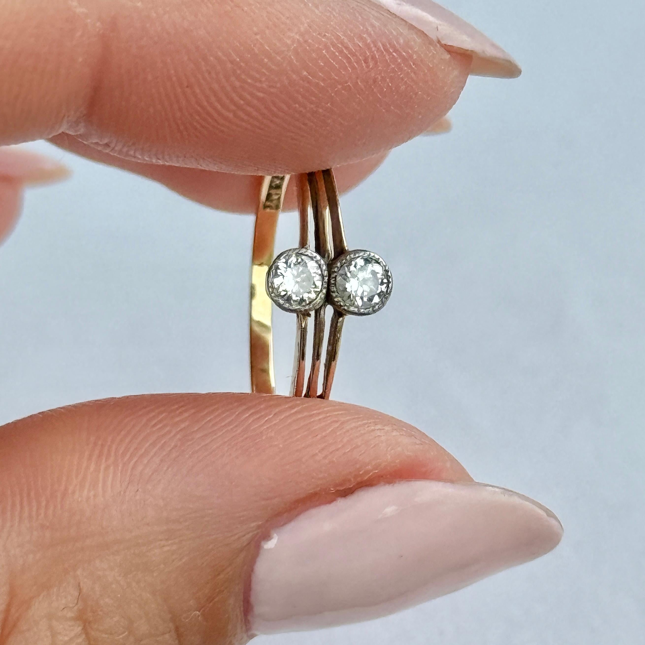 Si tratta di un anello art deco con due pietre. Modello in oro 18 carati e pietre incastonate in platino. I diamanti misurano 15pts ciascuno e hanno un meraviglioso splendore. 

Misura dell'anello: K 1/2 o 5 1/2 
Da nord a sud: 7 mm
Altezza dal