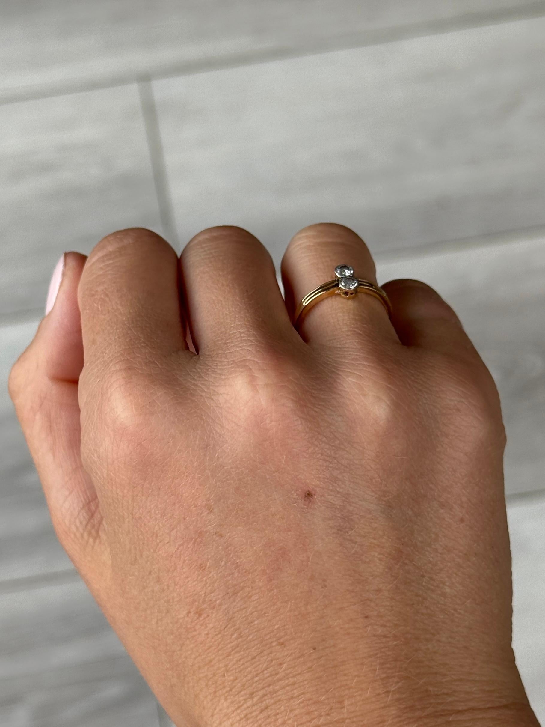 Taglio rotondo Anello con pannello a due pietre in oro e platino con diamante Art Déco 18 carati in vendita