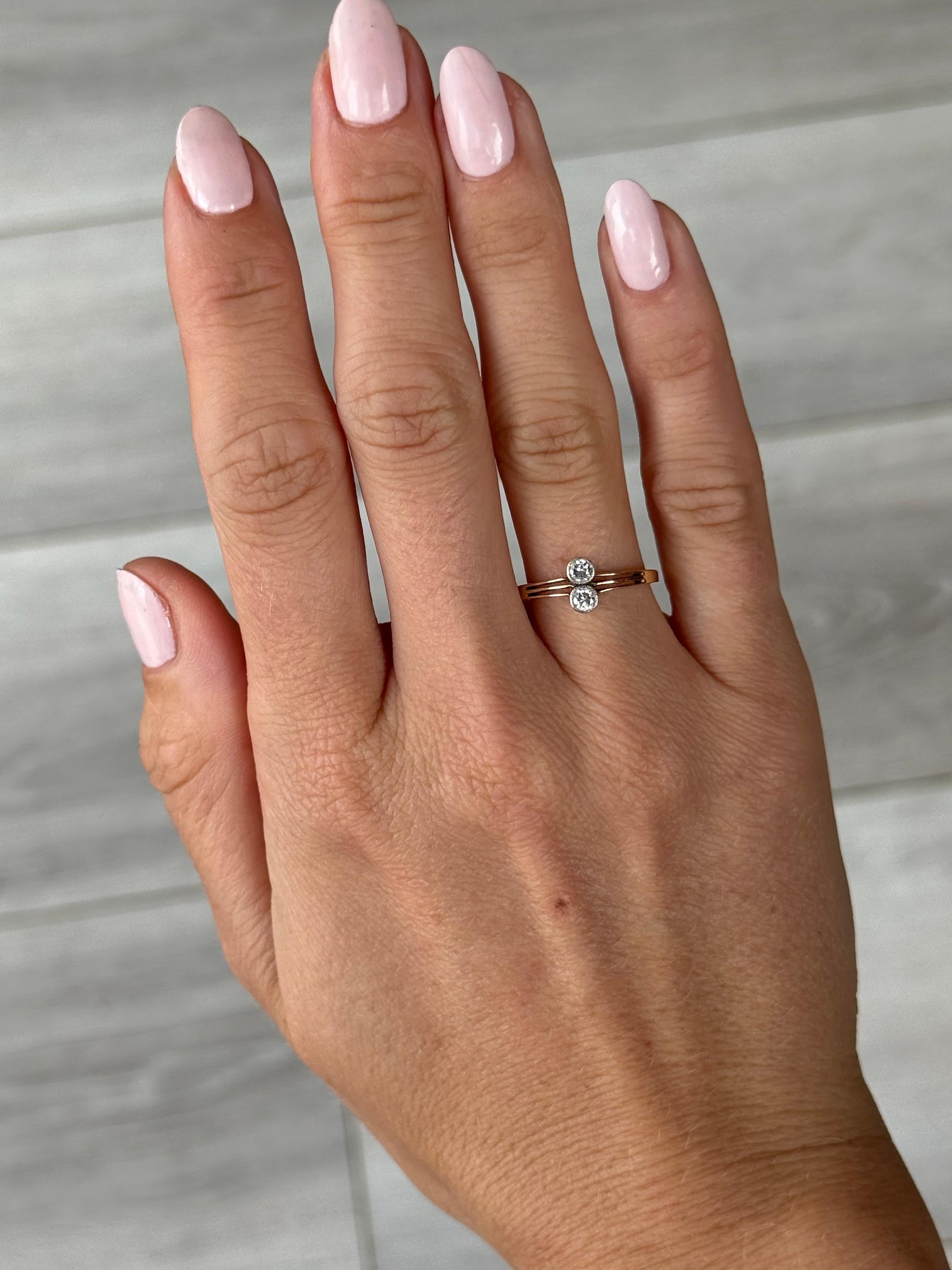 Anello con pannello a due pietre in oro e platino con diamante Art Déco 18 carati In condizioni buone in vendita a Chipping Campden, GB