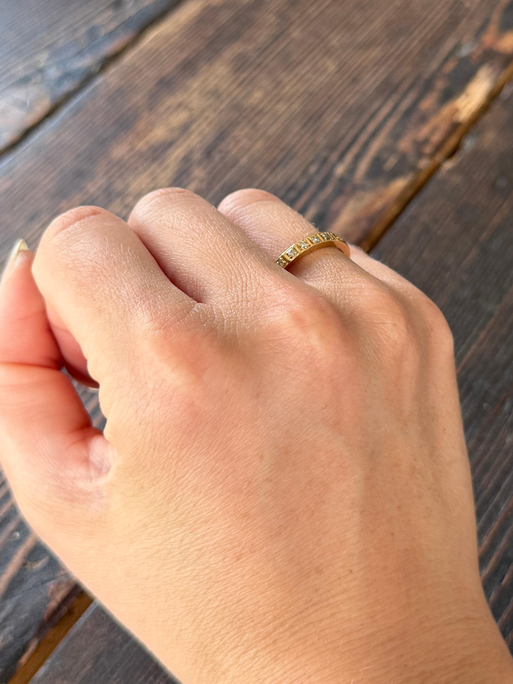 Ein exquisites Art Deco Ewigkeitsarmband, vollständig mit wunderschönen weißen Diamanten besetzt und in 18 Karat Gelbgold modelliert. Diamant insgesamt 42 Punkte. 

Ring Größe: L oder 6
Breite des Bandes: 3mm
Höhe ohne Finger: 1.5mm

Gewicht: 2,9 g