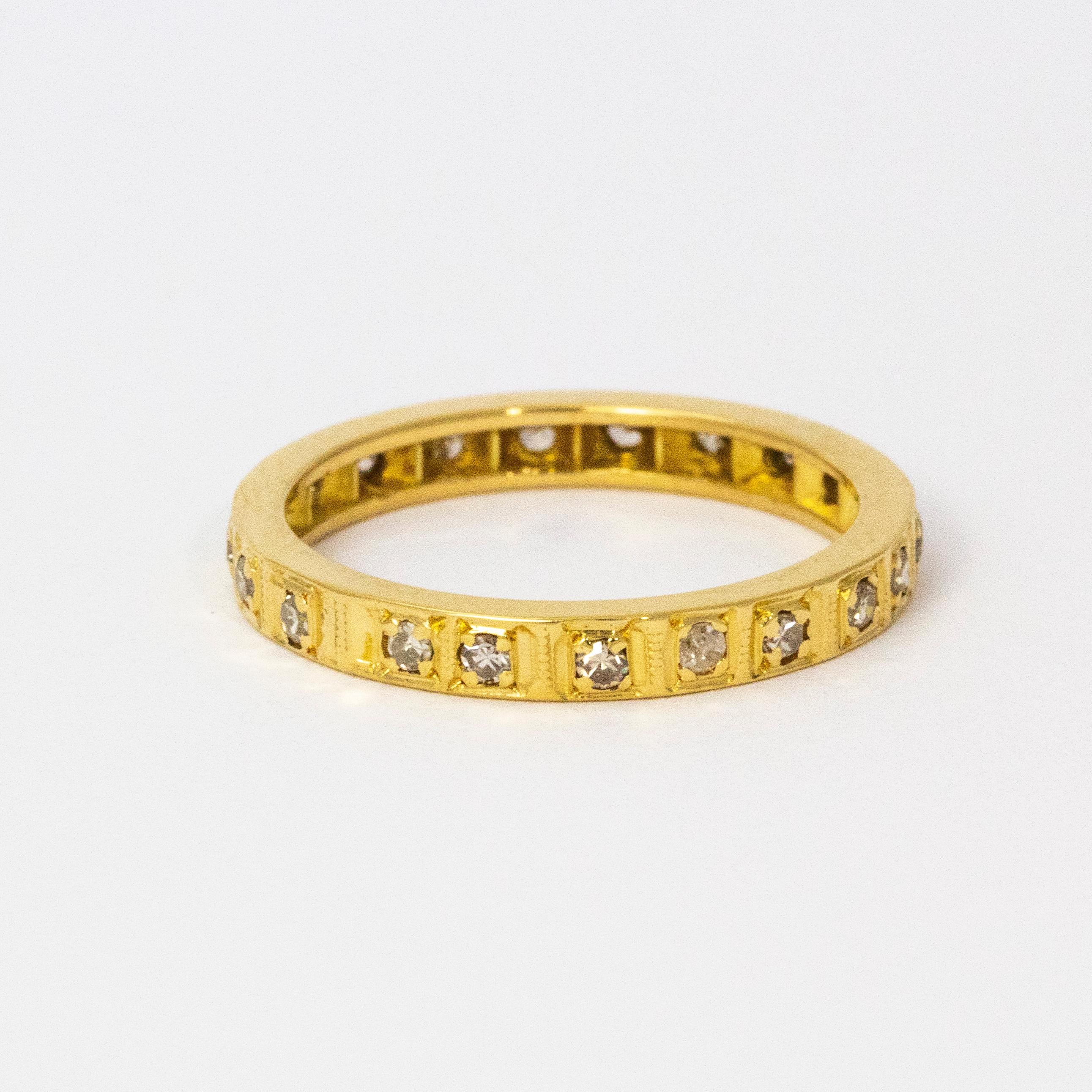 Ein exquisites Art Deco Ewigkeitsarmband, vollständig mit wunderschönen weißen Diamanten besetzt und in 18 Karat Gelbgold modelliert.

Ring Größe: L oder 6