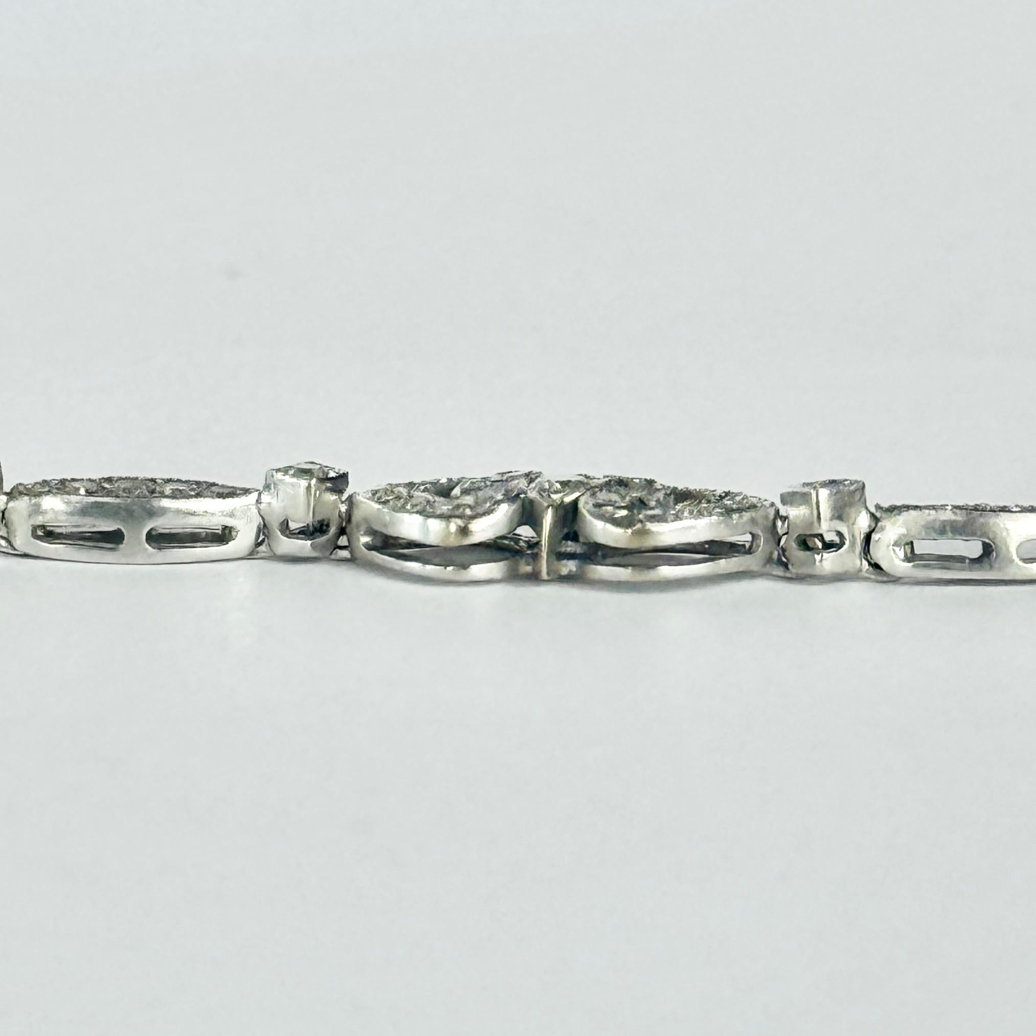 Questo bracciale è realizzato in oro bianco da 18 carati. Il totale dei diamanti di questo bracciale è di circa 1,8 carati. 

Lunghezza del bracciale: 17,5 cm
Larghezza massima A Link: 7,5 mm

Peso: 7g