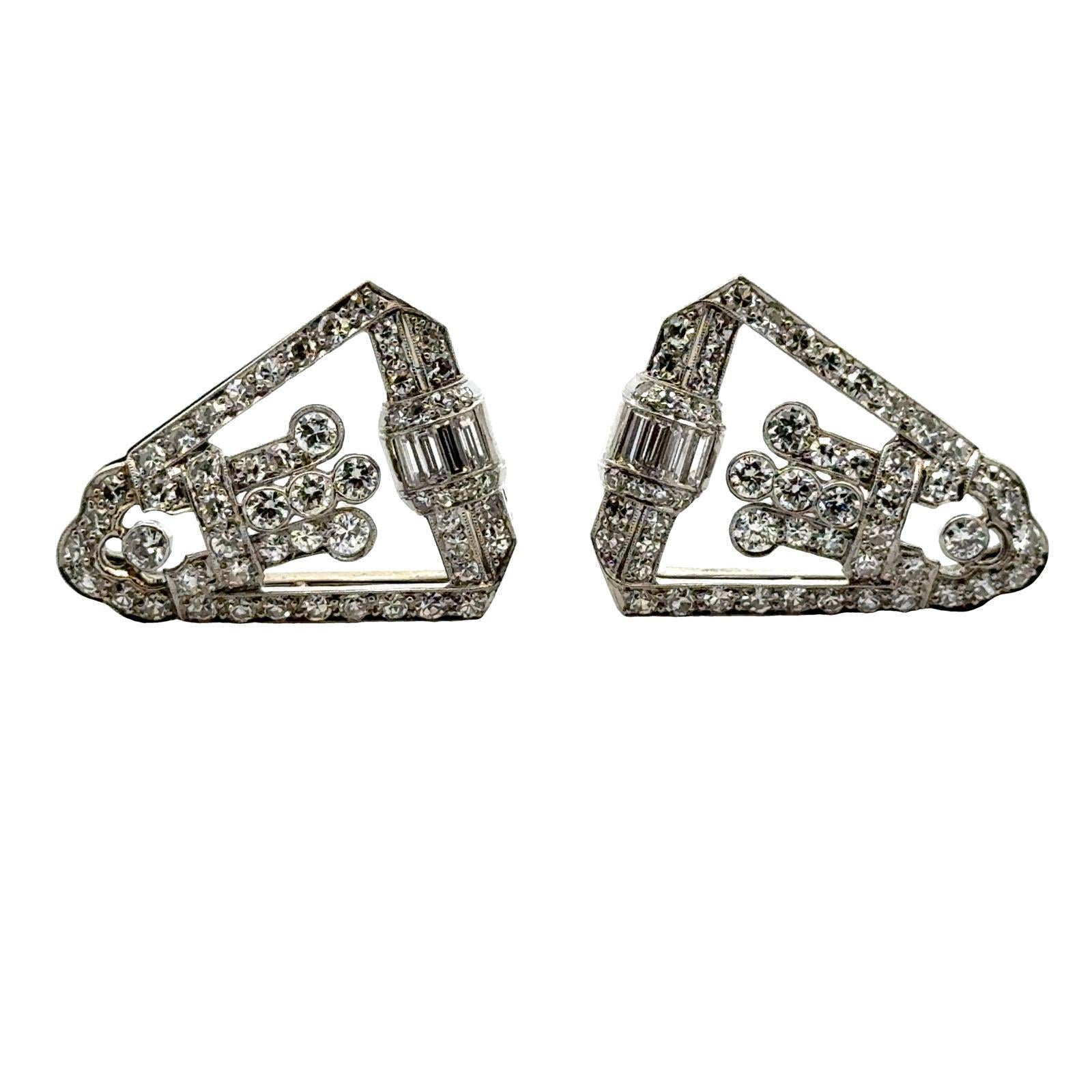 Diese Art-Déco-Diamantclips verkörpern die Raffinesse der wilden 1920er Jahre. Die aus 18 Karat Weißgold gefertigten Clips sind mit schillernden Diamanten im Baguetteschliff, Rundschliff und Einzelschliff verziert, die in einem für die Art-Déco-Ära