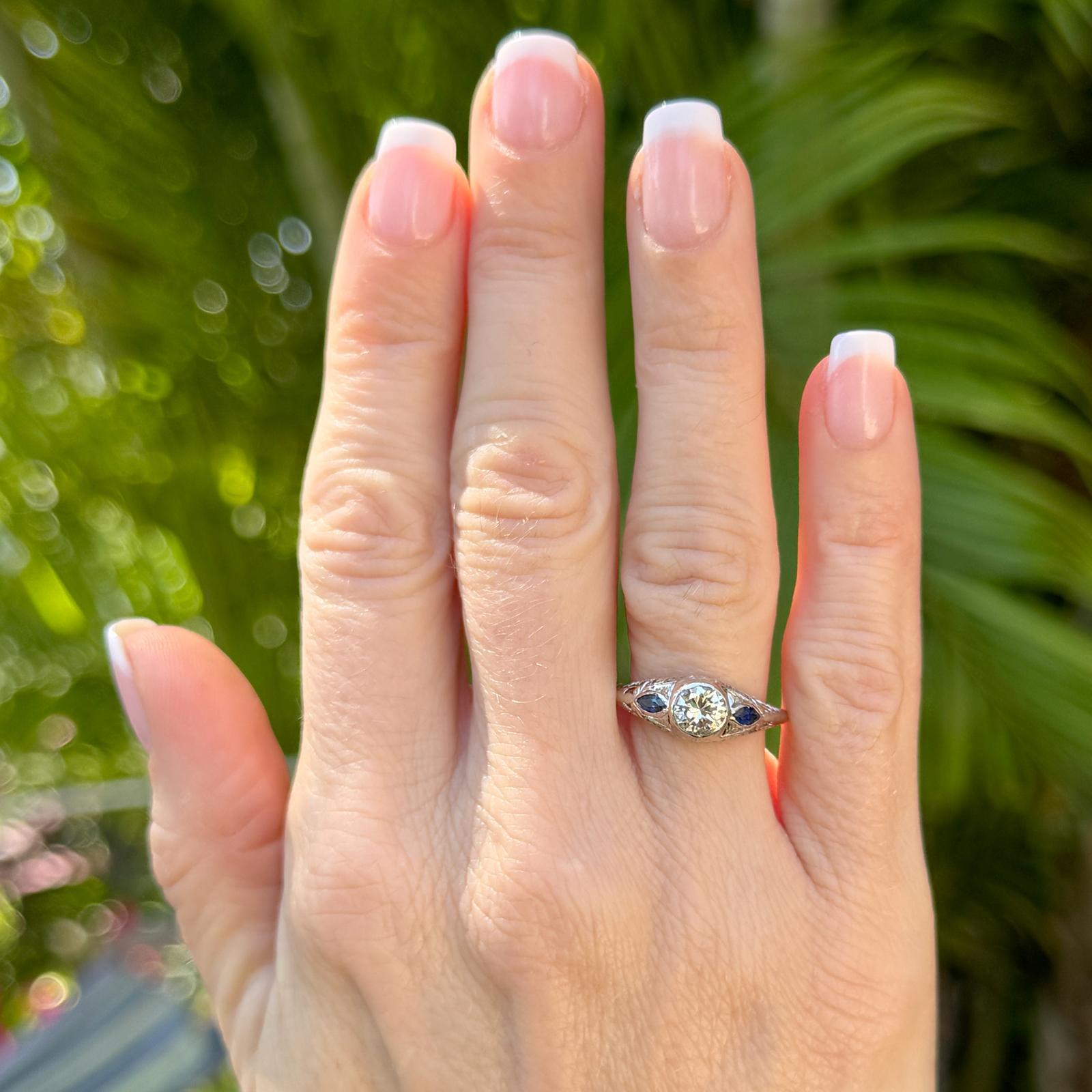 Art Deco Diamond 18 Karat White Gold Filigree Engagement Ring In Excellent Condition For Sale In Boca Raton, FL