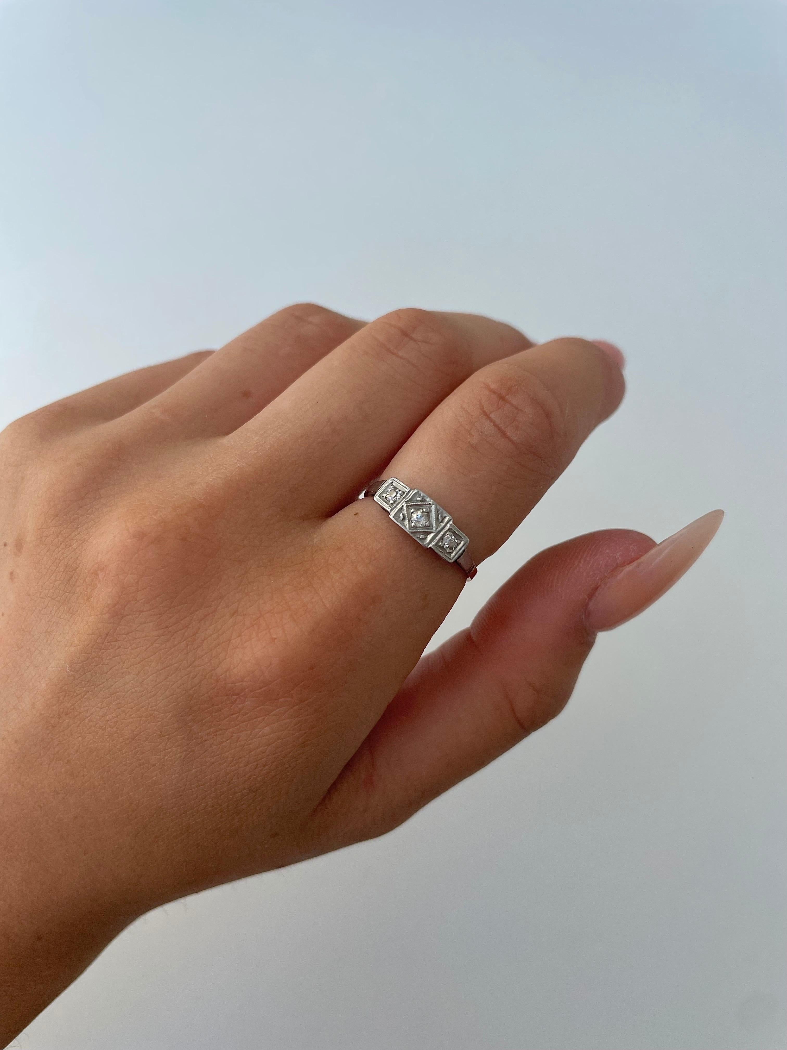 Women's or Men's Art Deco Diamond 18ct & Platinum 3 Stone Ring For Sale