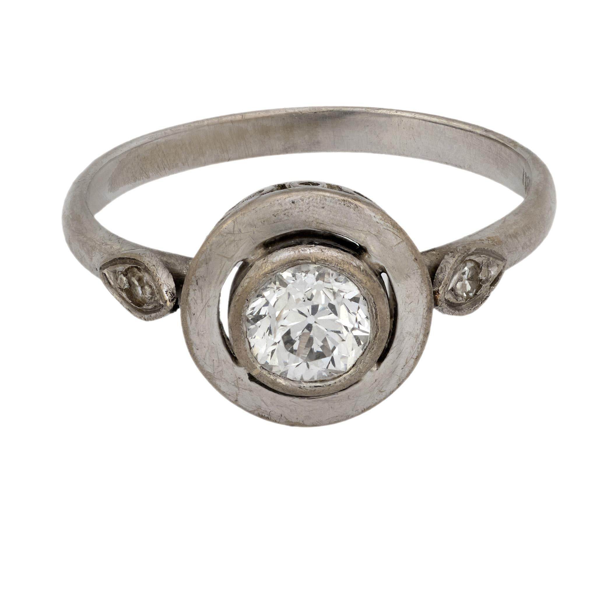 Art Deco diamond 18k white gold engagement ring In Good Condition For Sale In Beverly Hills, CA