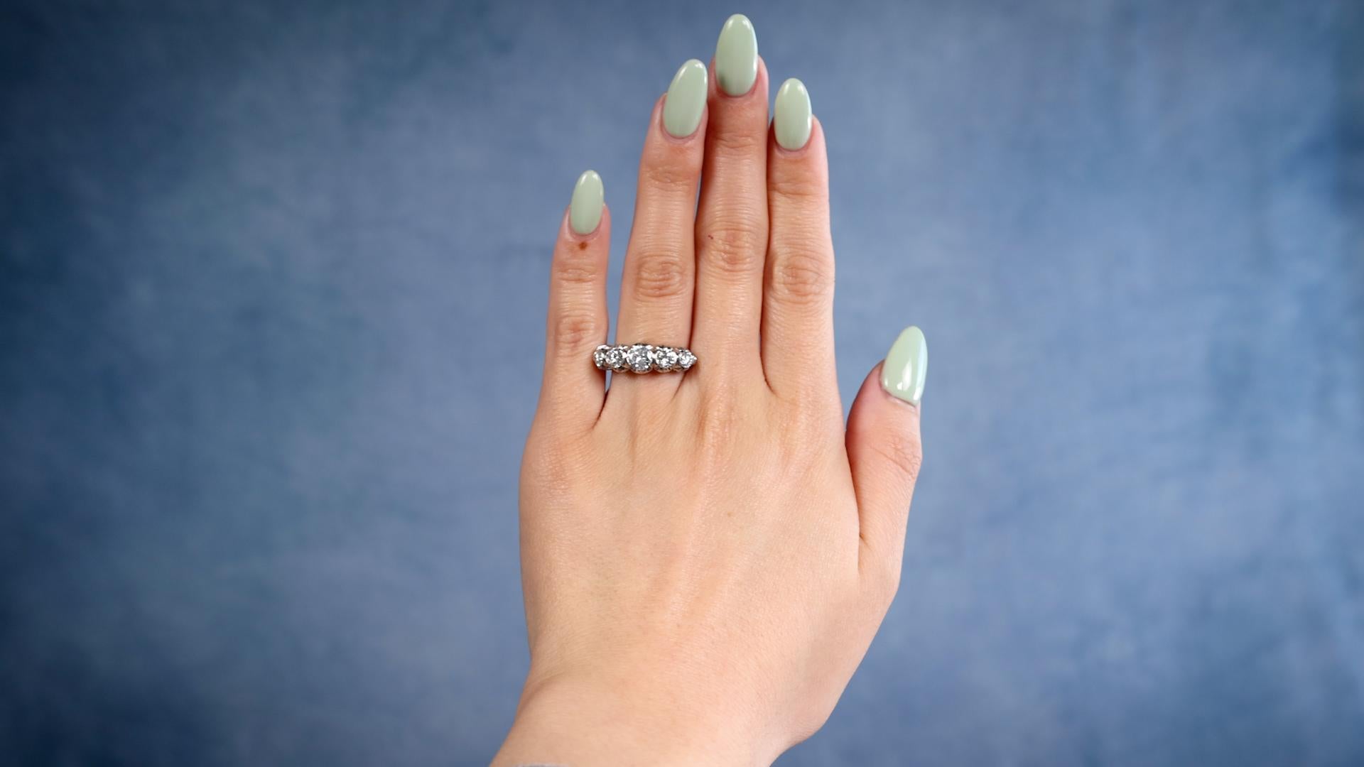 Ein Art Deco Diamant 18k Weißgold Fünf Stein Ring. Mit fünf runden Diamanten im Brillantschliff mit einem Gesamtgewicht von ca. 1,50 Karat, Farbe H-I, Reinheit VS-SI. Gefertigt aus 18 Karat Weißgold. Um 1930. Der Ring hat die Größe 6 und kann in der