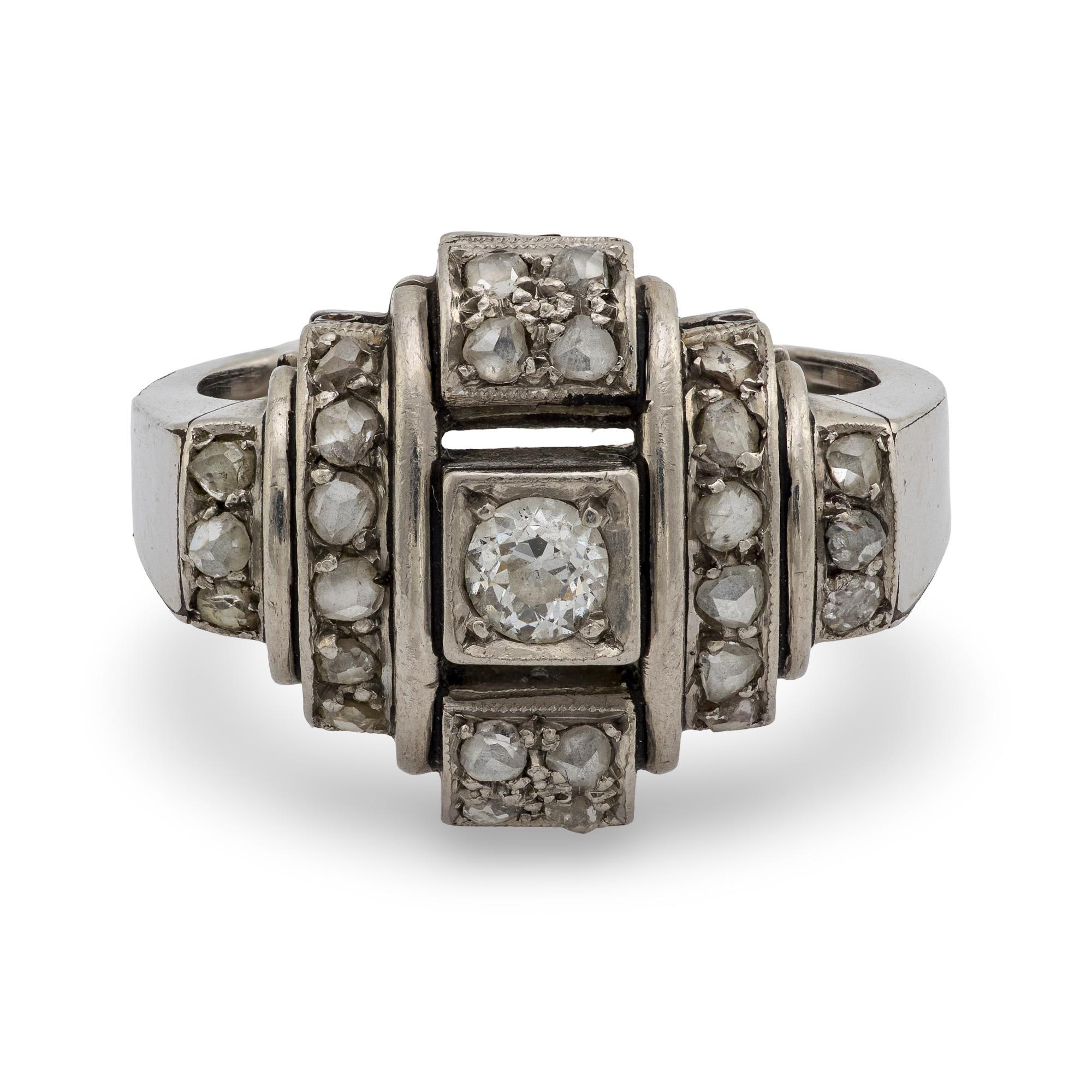 Art Deco Diamantring aus 18k Weißgold (Art déco) im Angebot