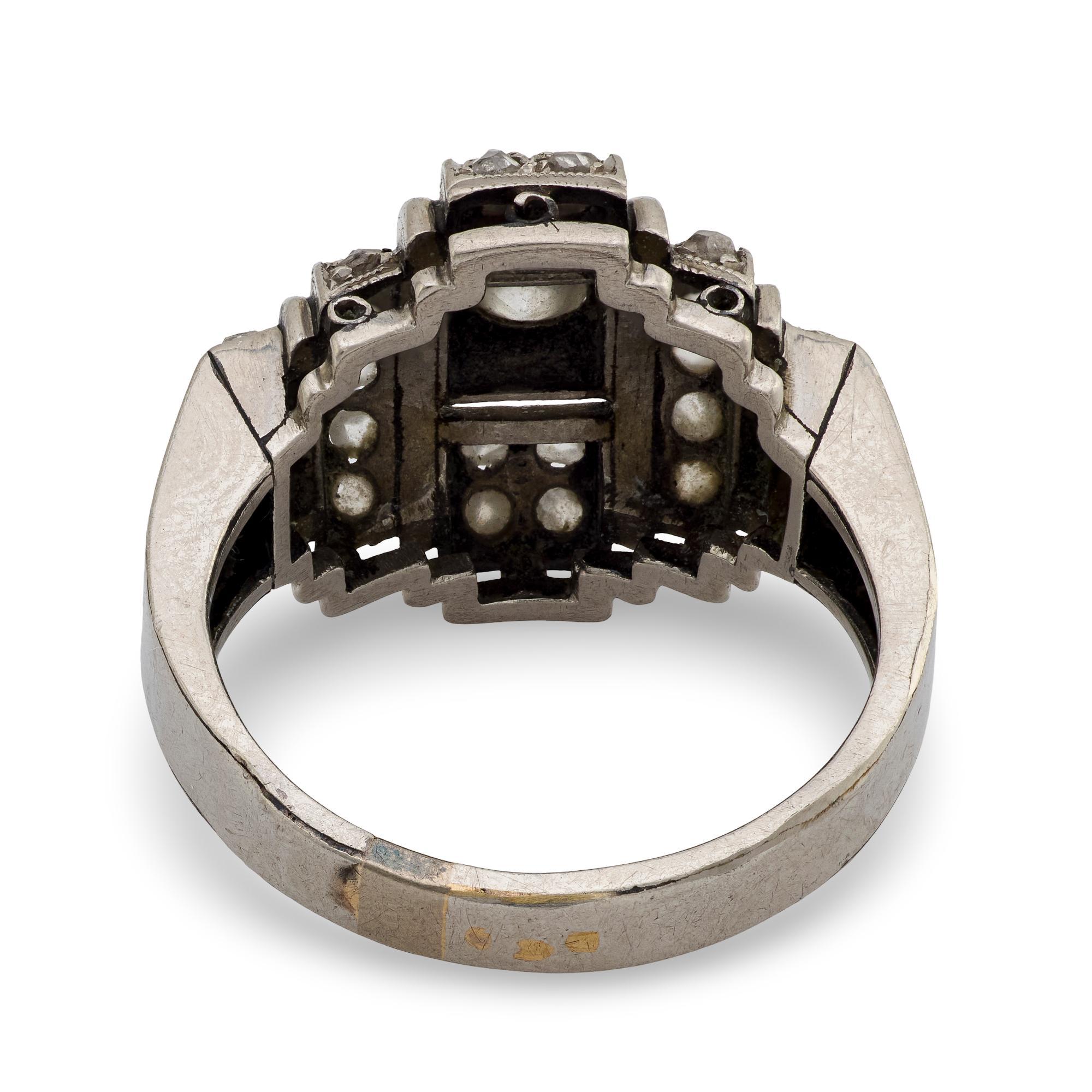 Art Deco Diamantring aus 18k Weißgold im Zustand „Gut“ im Angebot in Beverly Hills, CA