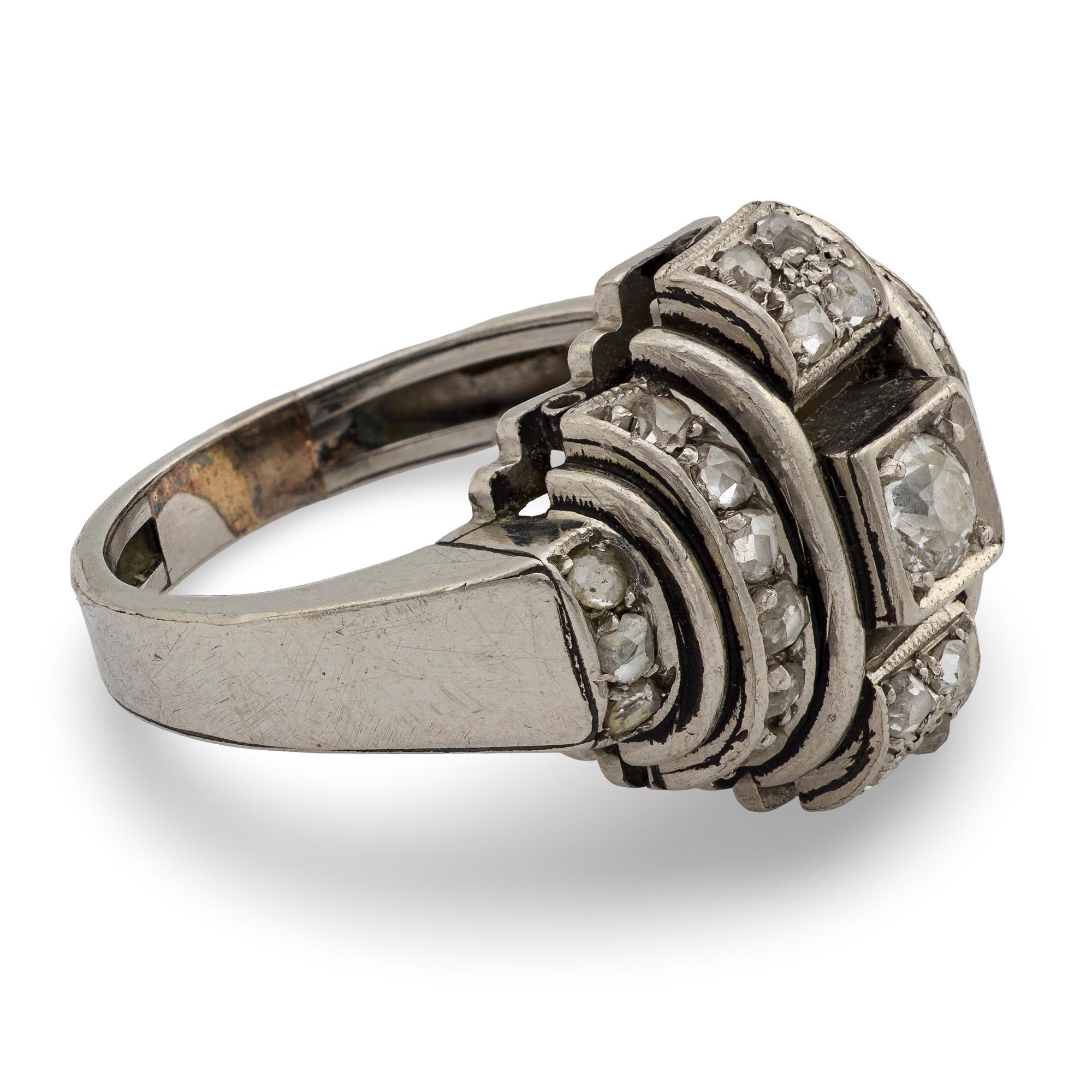 Art Deco Diamantring aus 18k Weißgold im Angebot 1