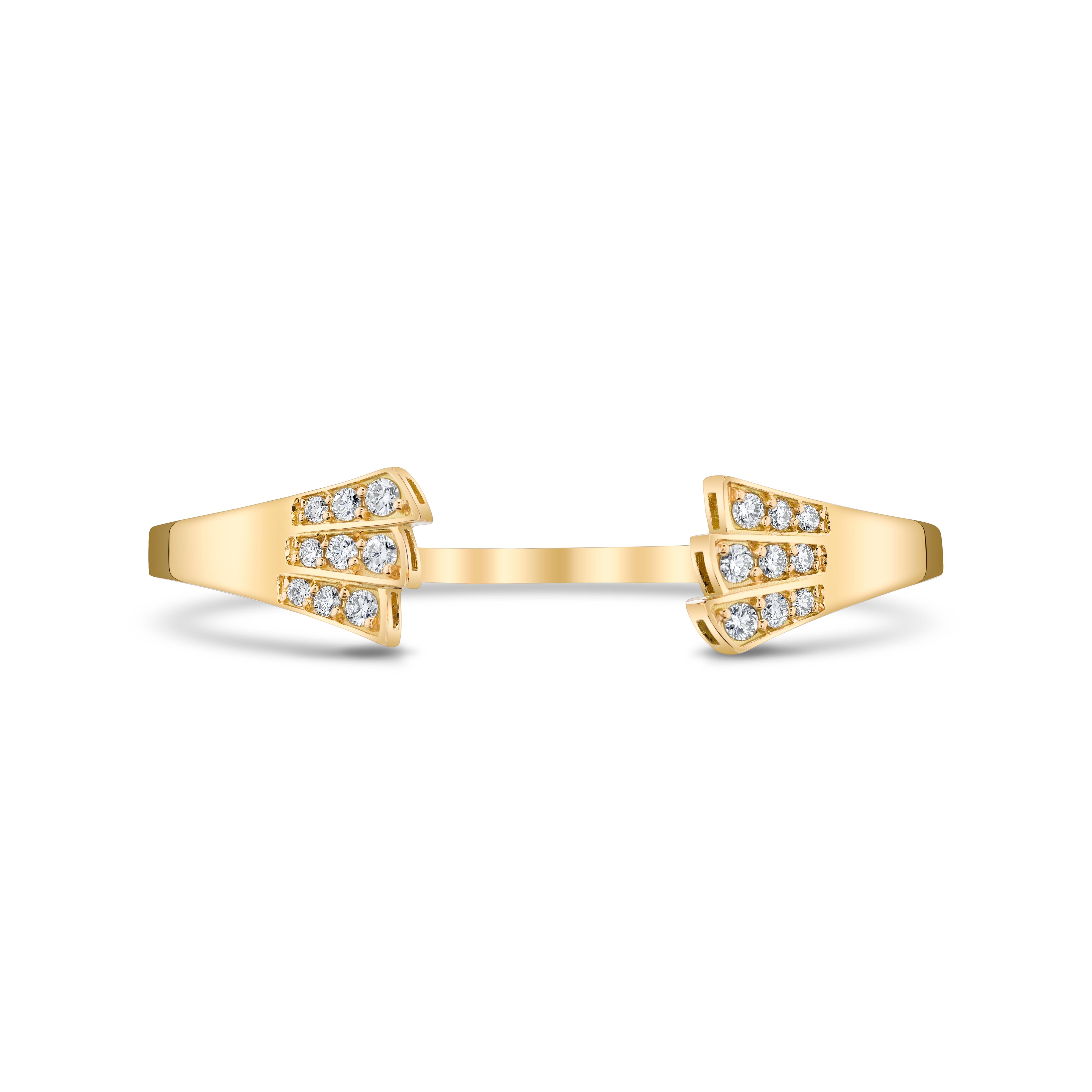 Una pulsera brazalete de oro macizo deslizante iluminada con brillantes diamantes. La pulsera tiene un total de 2,22 quilates de diamantes. Tiene una circunferencia de 15,75 cm. 

Llamado 