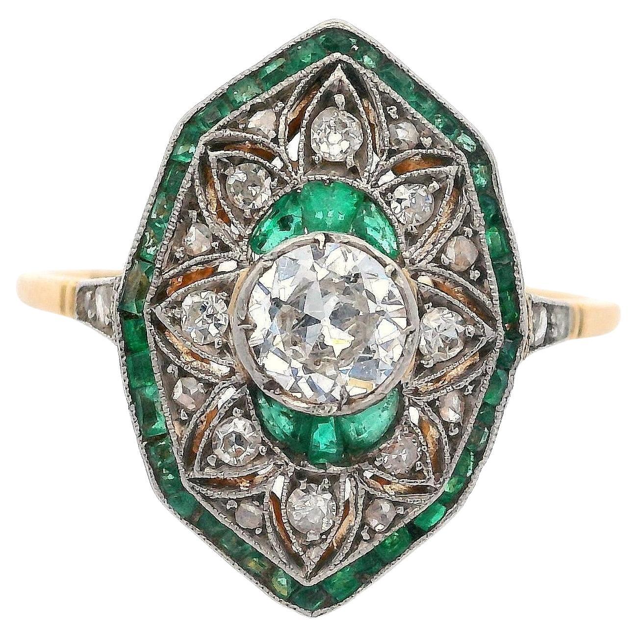 Filigraner Art Deco Diamantring aus 18 Karat Gold und Platin mit Diamanten und Smaragden (Art déco)