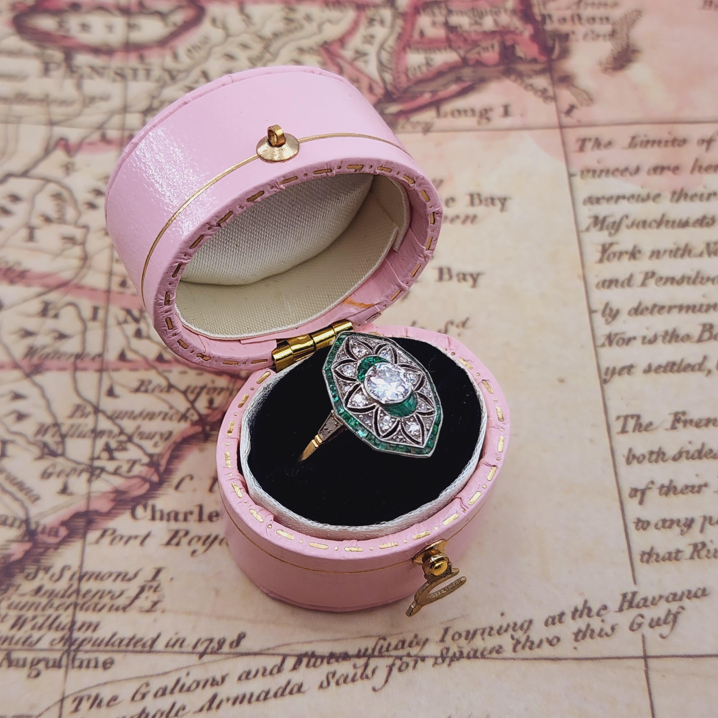 Filigraner Art Deco Diamantring aus 18 Karat Gold und Platin mit Diamanten und Smaragden (Alteuropäischer Brillantschliff)