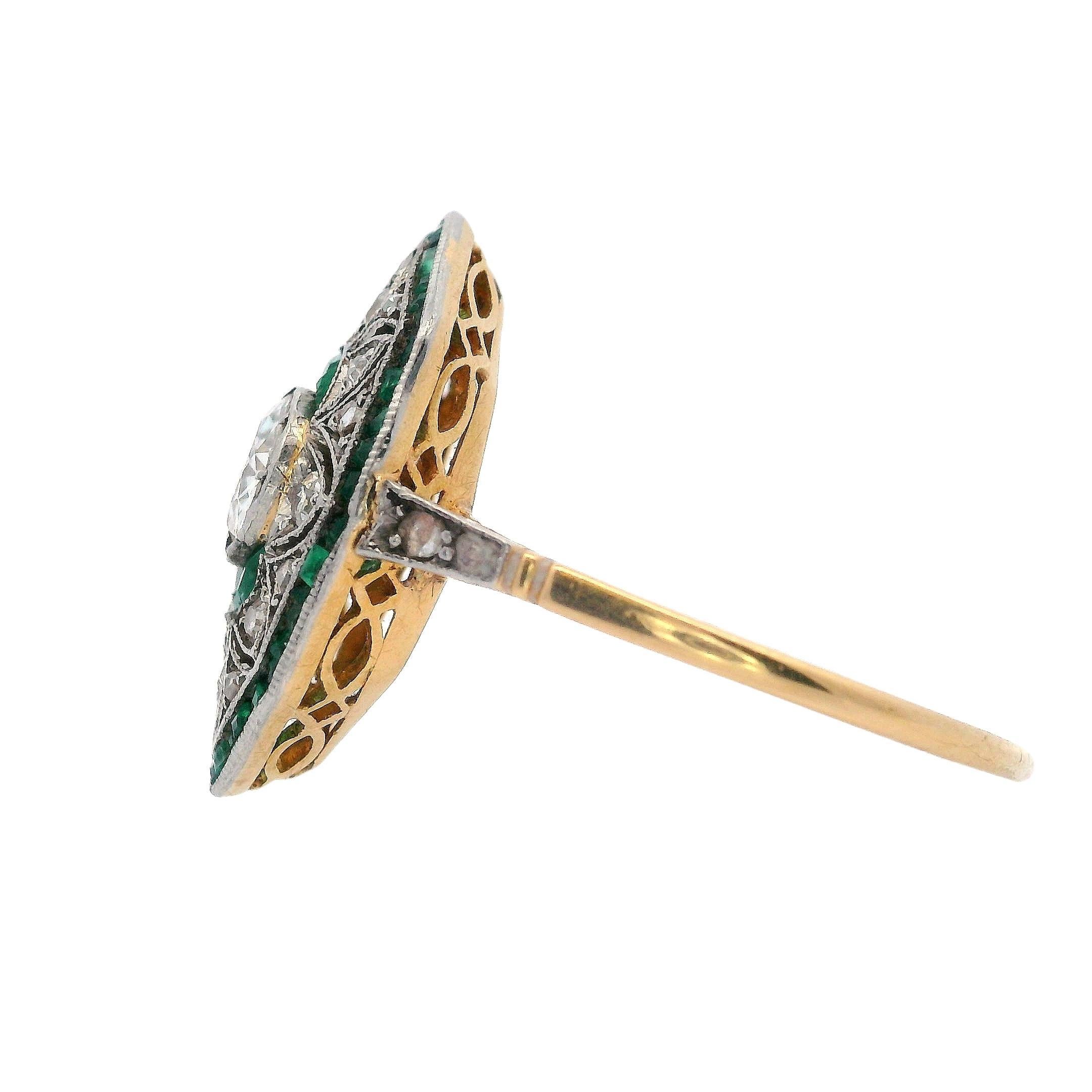 Filigraner Art Deco Diamantring aus 18 Karat Gold und Platin mit Diamanten und Smaragden im Zustand „Hervorragend“ in Aventura, FL