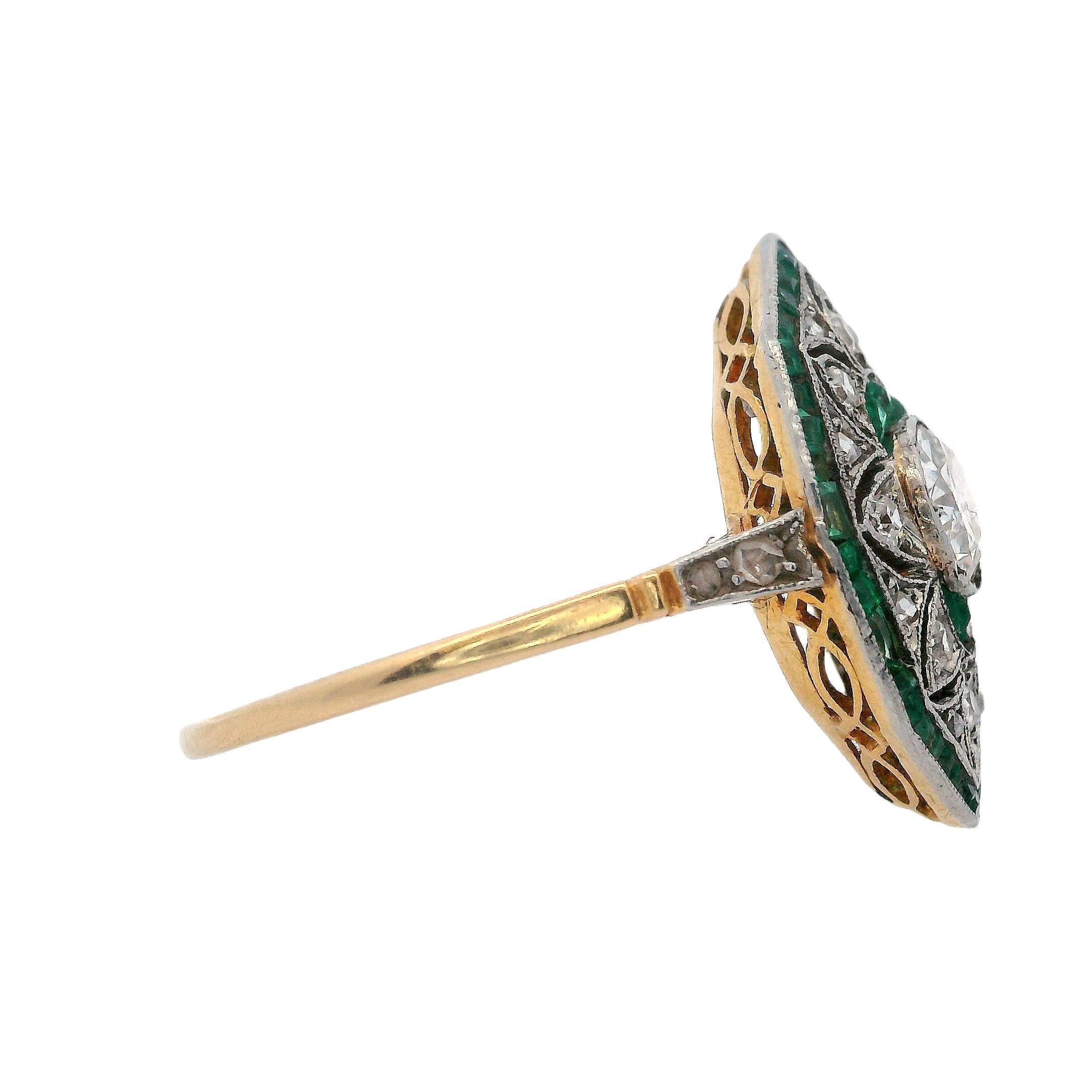 Filigraner Art Deco Diamantring aus 18 Karat Gold und Platin mit Diamanten und Smaragden für Damen oder Herren