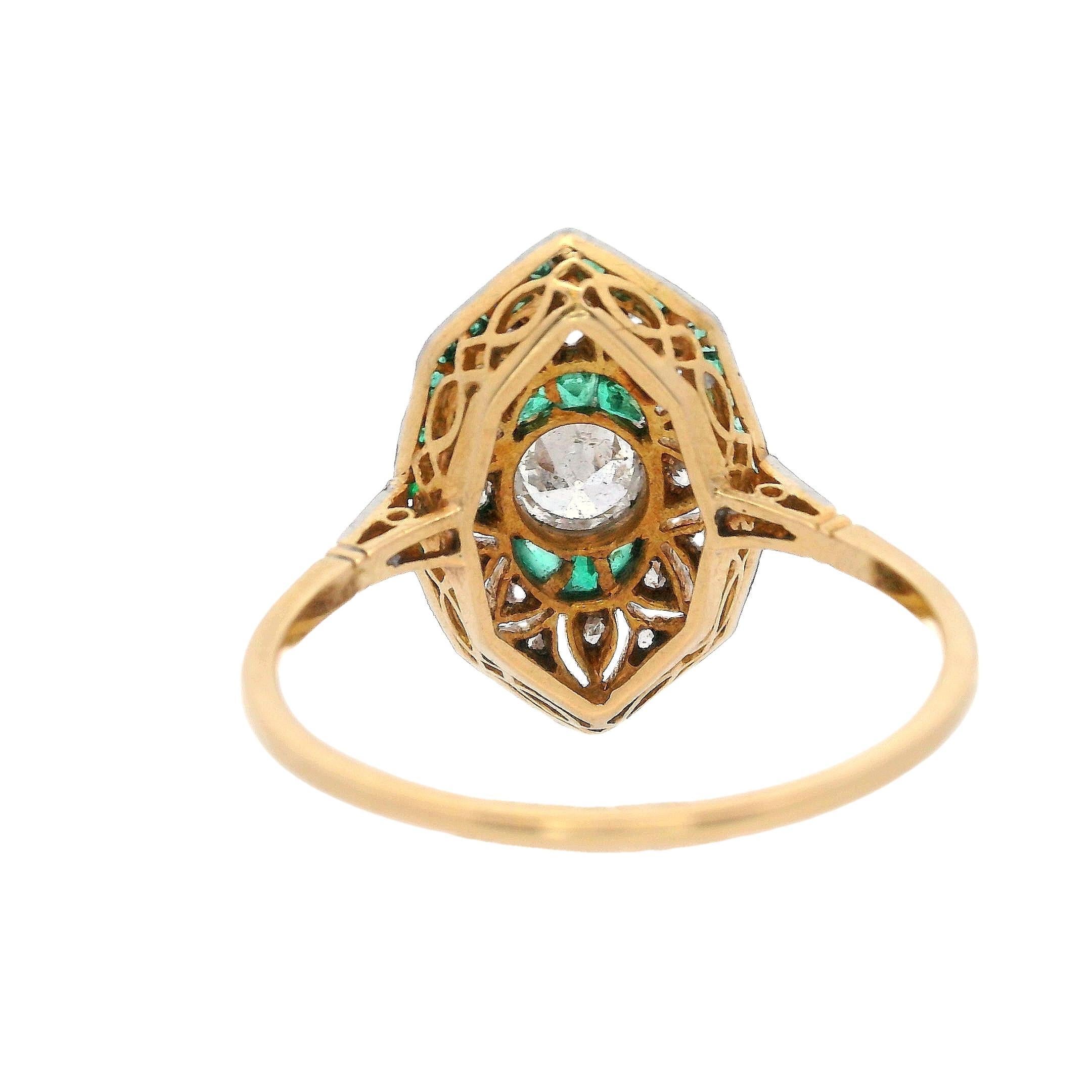 Filigraner Art Deco Diamantring aus 18 Karat Gold und Platin mit Diamanten und Smaragden 1