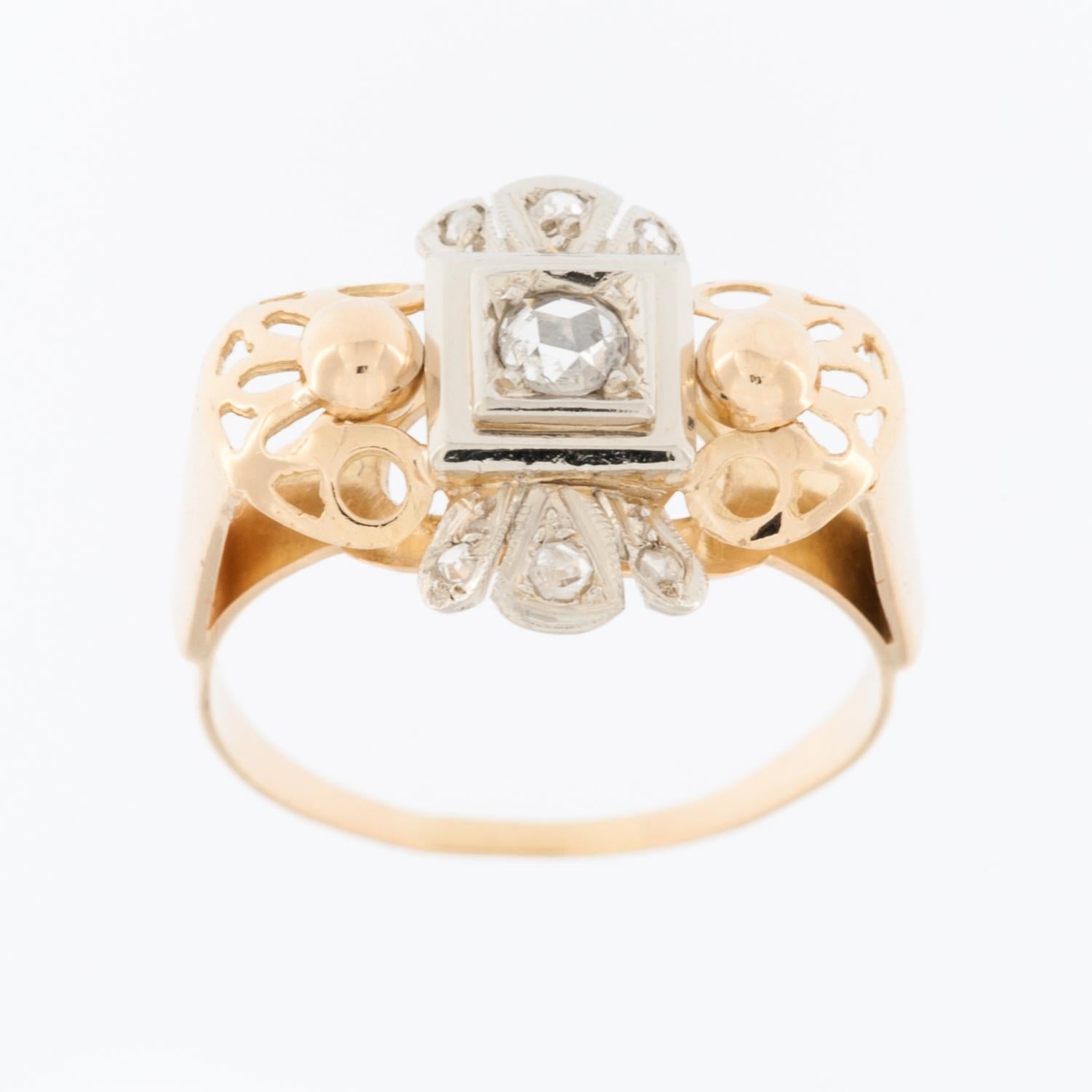 Der Art-Déco-Ring aus 18-karätigem Gelb- und Weißgold mit Diamanten ist ein atemberaubendes Schmuckstück, das die Eleganz und geometrische Ästhetik der Art-Déco-Bewegung widerspiegelt, die in den 1920er und 1930er Jahren ihre Blütezeit hatte.

Der