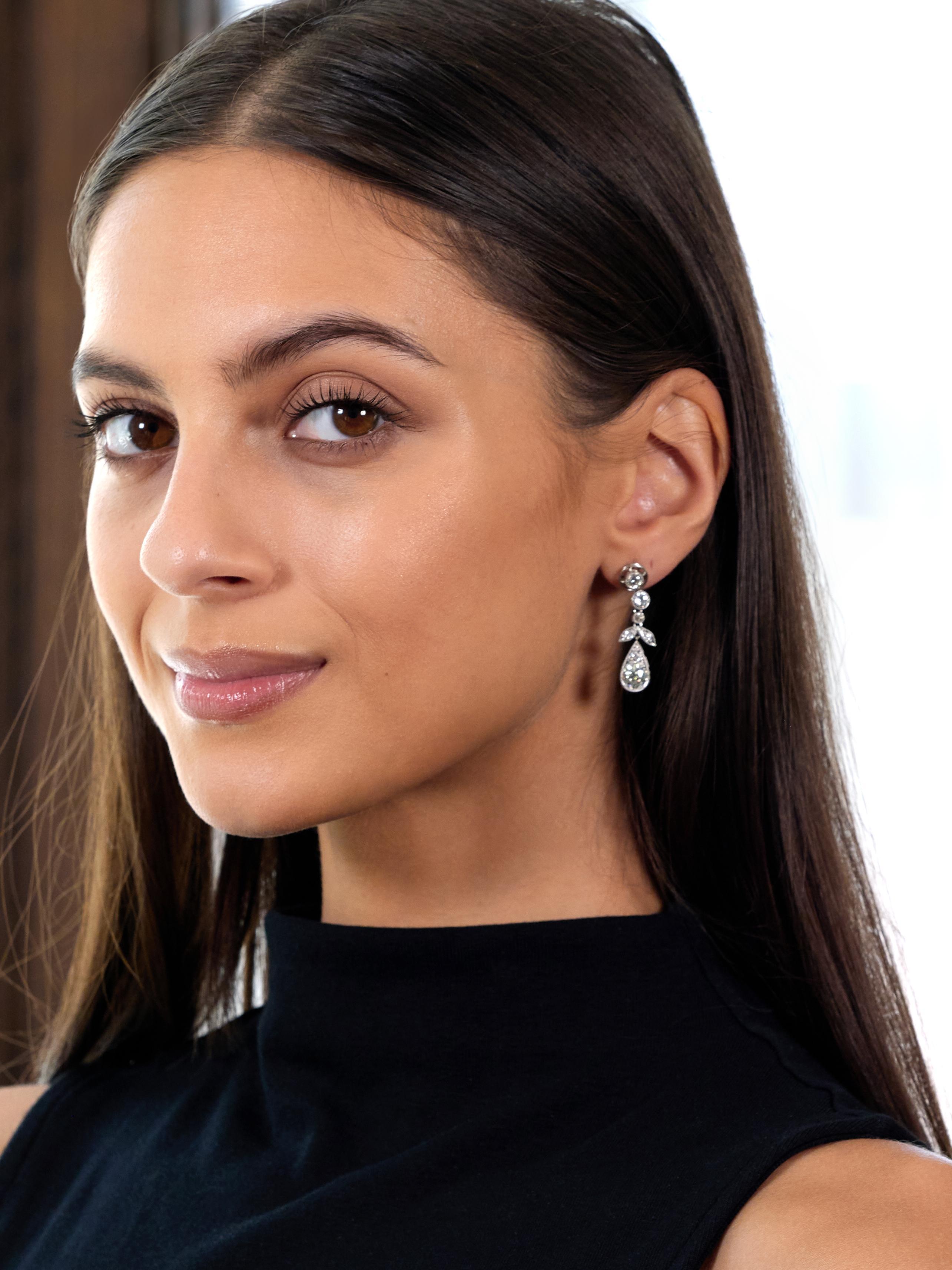 Disegnati come sormonti rotondi traforati che sospendono gocce con motivo fogliare a più livelli.
Perline e castoni incastonati con diamanti taglio vecchio europeo
Peso totale di circa 1,80 carati - colore L con purezza VS2
Terminando con altri