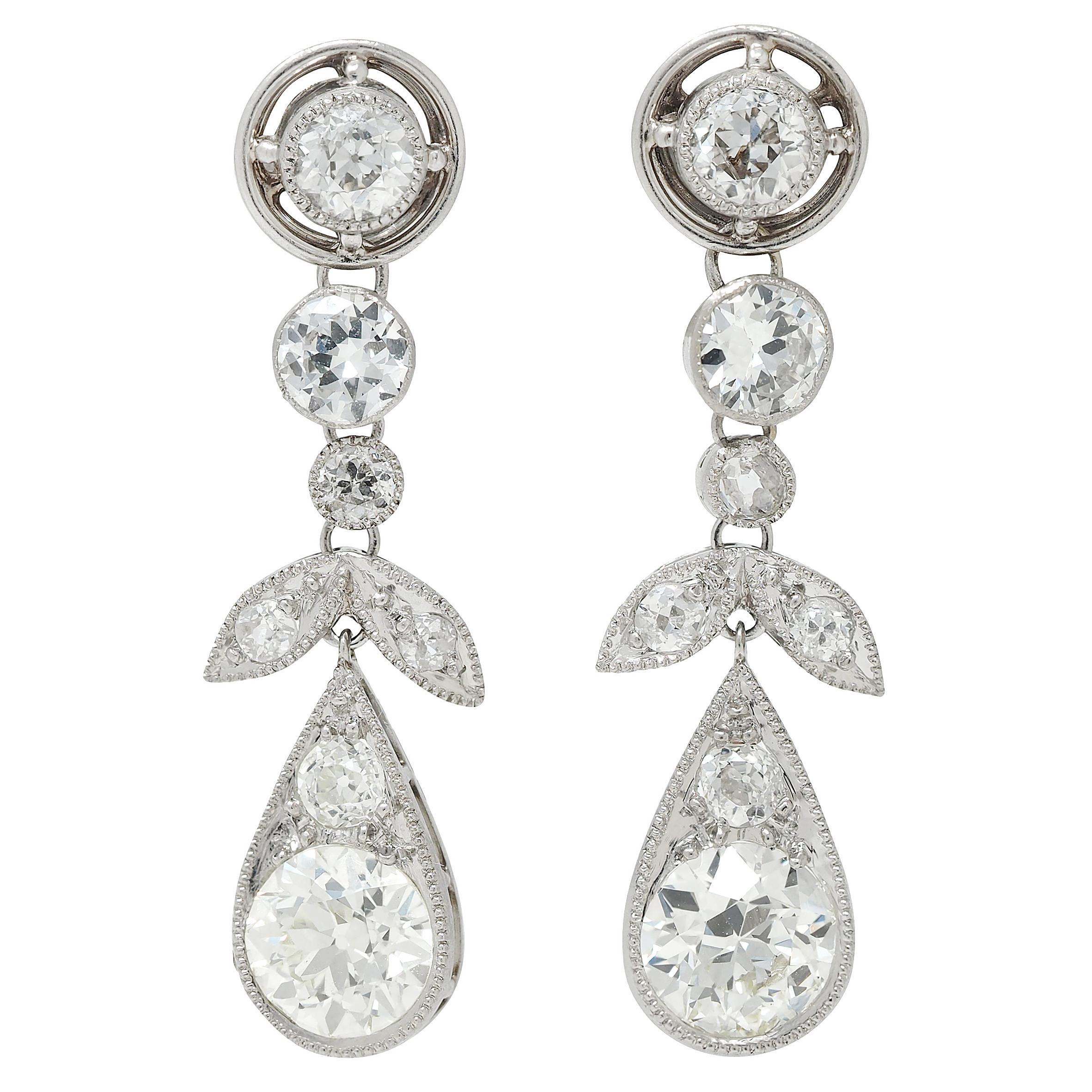 Orecchini a goccia con diamante Art Deco 4,20 in platino e oro 14 carati, con fiori antichi in vendita