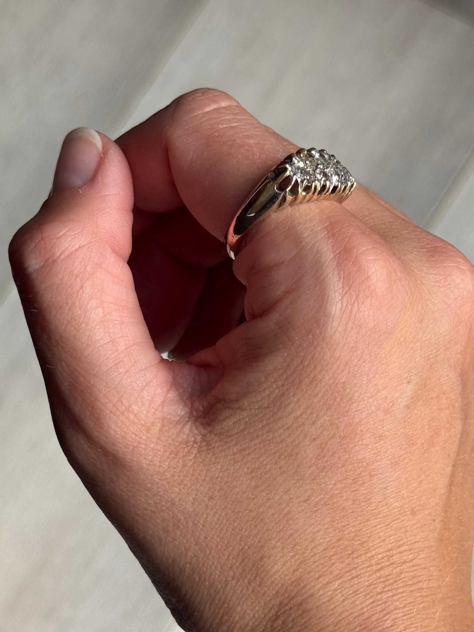 Questo splendido pannello contiene un gruppo di scintillanti diamanti taglio old mine. Il totale dei diamanti dell'anello è di circa 85pts. L'anello è realizzato in oro 18 carati. 

Dimensioni: R 1/2 o 8 3/4
Dimensioni del cluster: 9x22 mm

Peso: