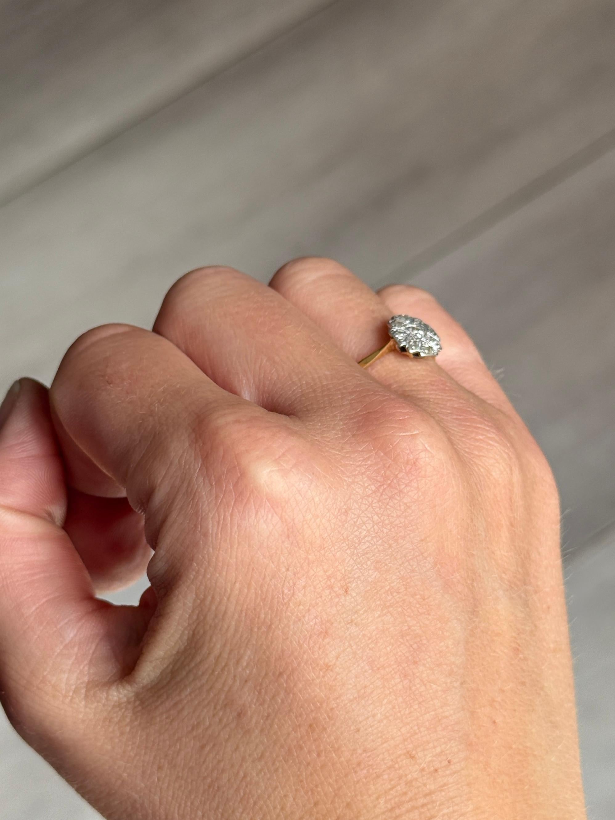Si tratta di un anello a pannello art déco. Il diamante centrale misura 4 carati e le pietre che lo circondano 2 carati ciascuna.

Misura dell'anello: L 1/2 o 6 
Dimensioni del pannello: 9x9mm
Altezza dal dito: 3 mm

Peso: 1,7 g