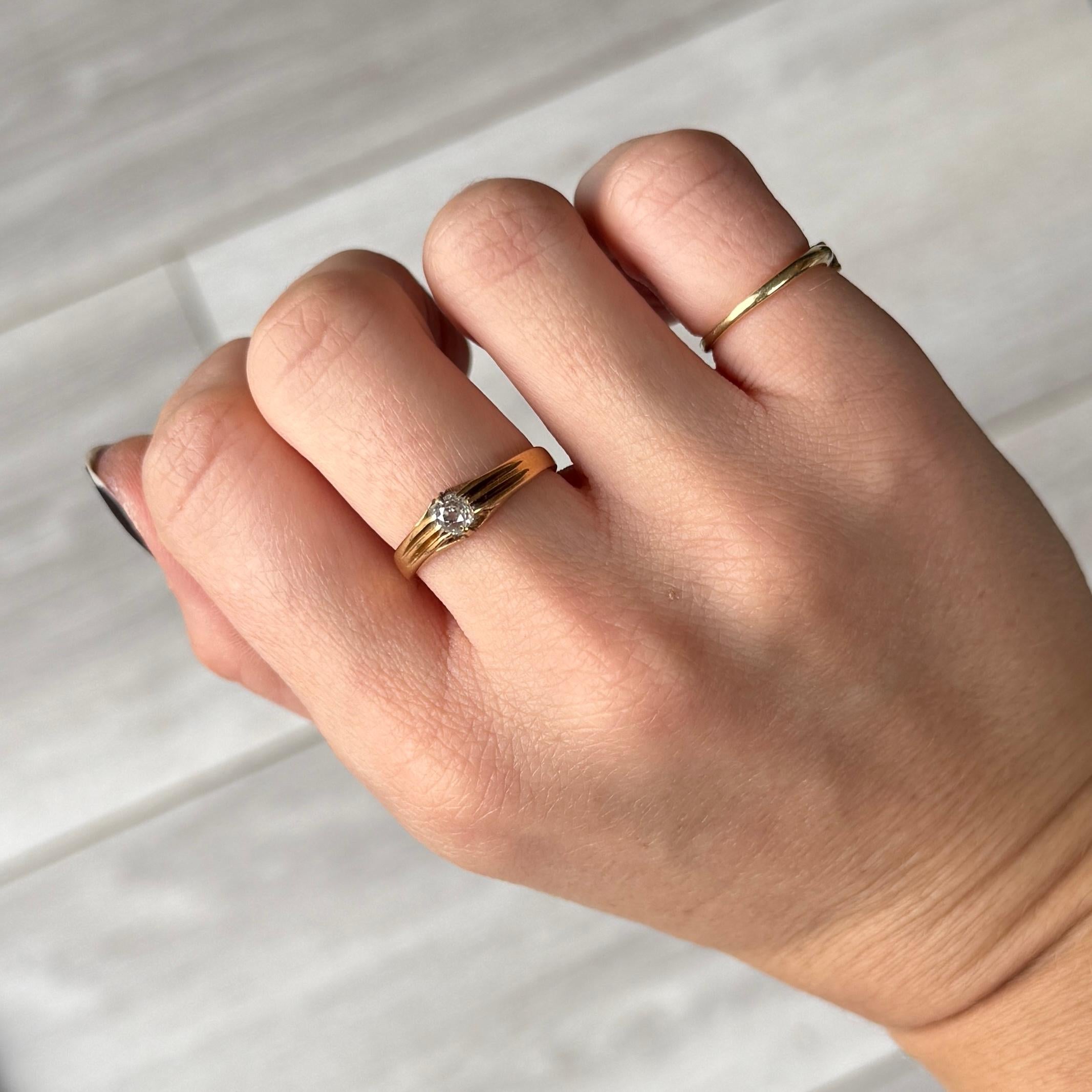 Questo solitario di diamanti è semplicemente stupendo. Il diamante taglio vecchia miniera misura circa 25pts. Modellato in oro 18 carati.

Misura dell'anello: L o 5 3/4 
Larghezza della banda: 5 mm
Altezza: 4.5 mm

Peso: 3g
