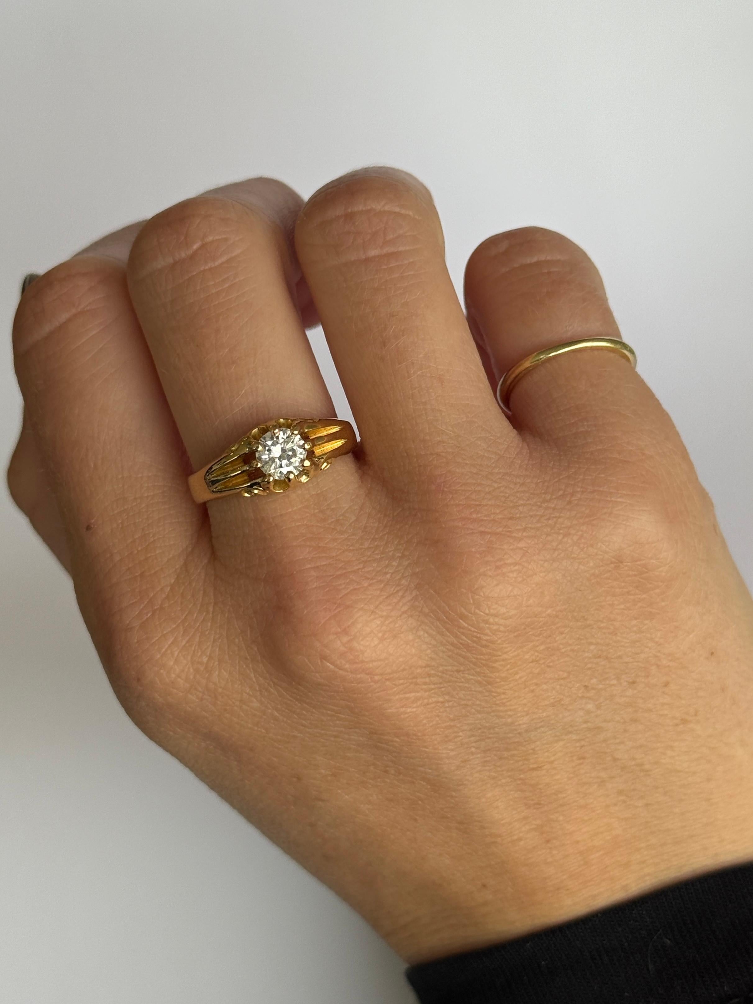 Round Cut Art Deco Diamond and 18 Carat Gold Solitaire Band For Sale