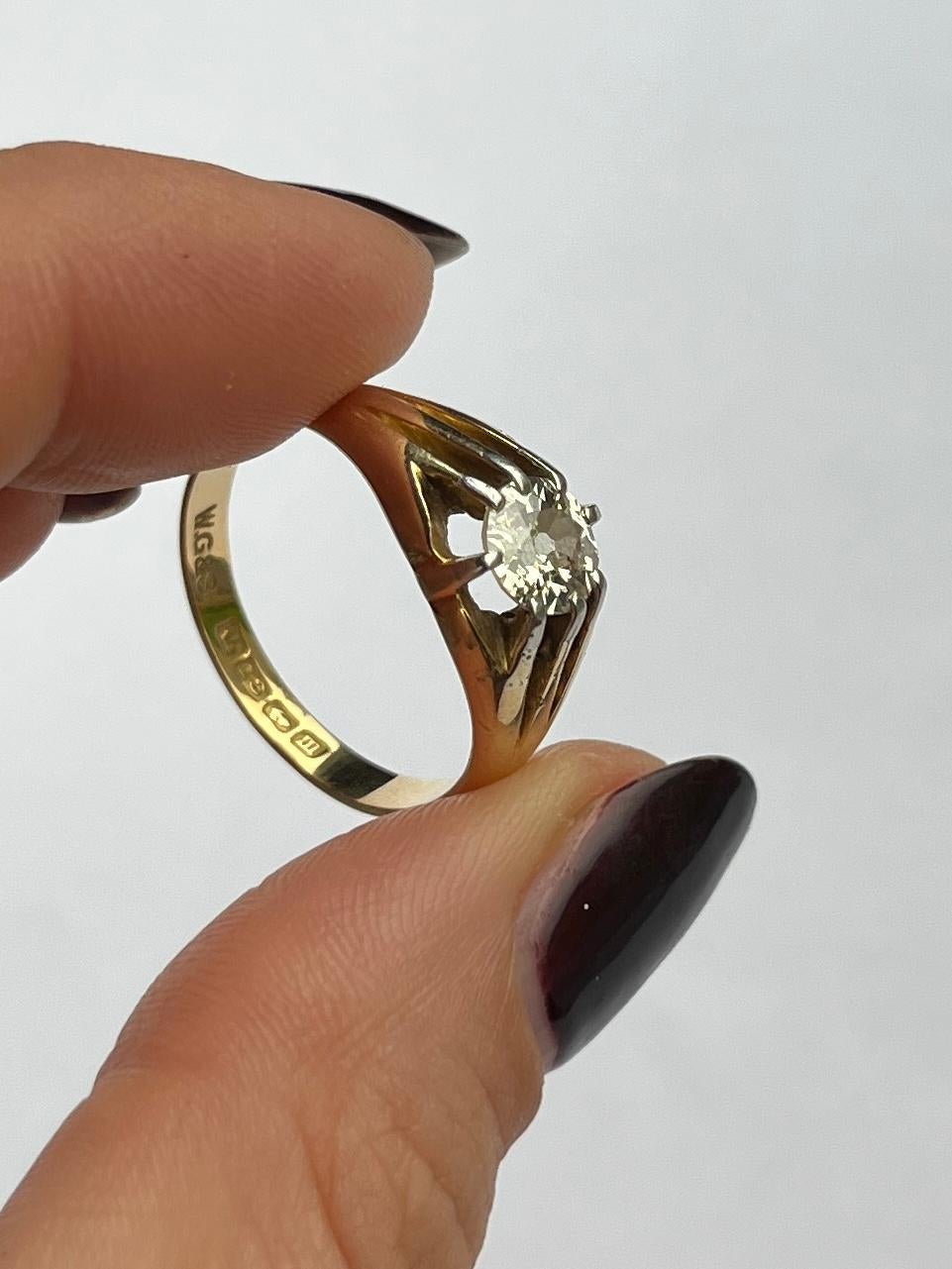 Femenino o masculino Anillo solitario Art Decó de diamantes y oro de 18 quilates en venta