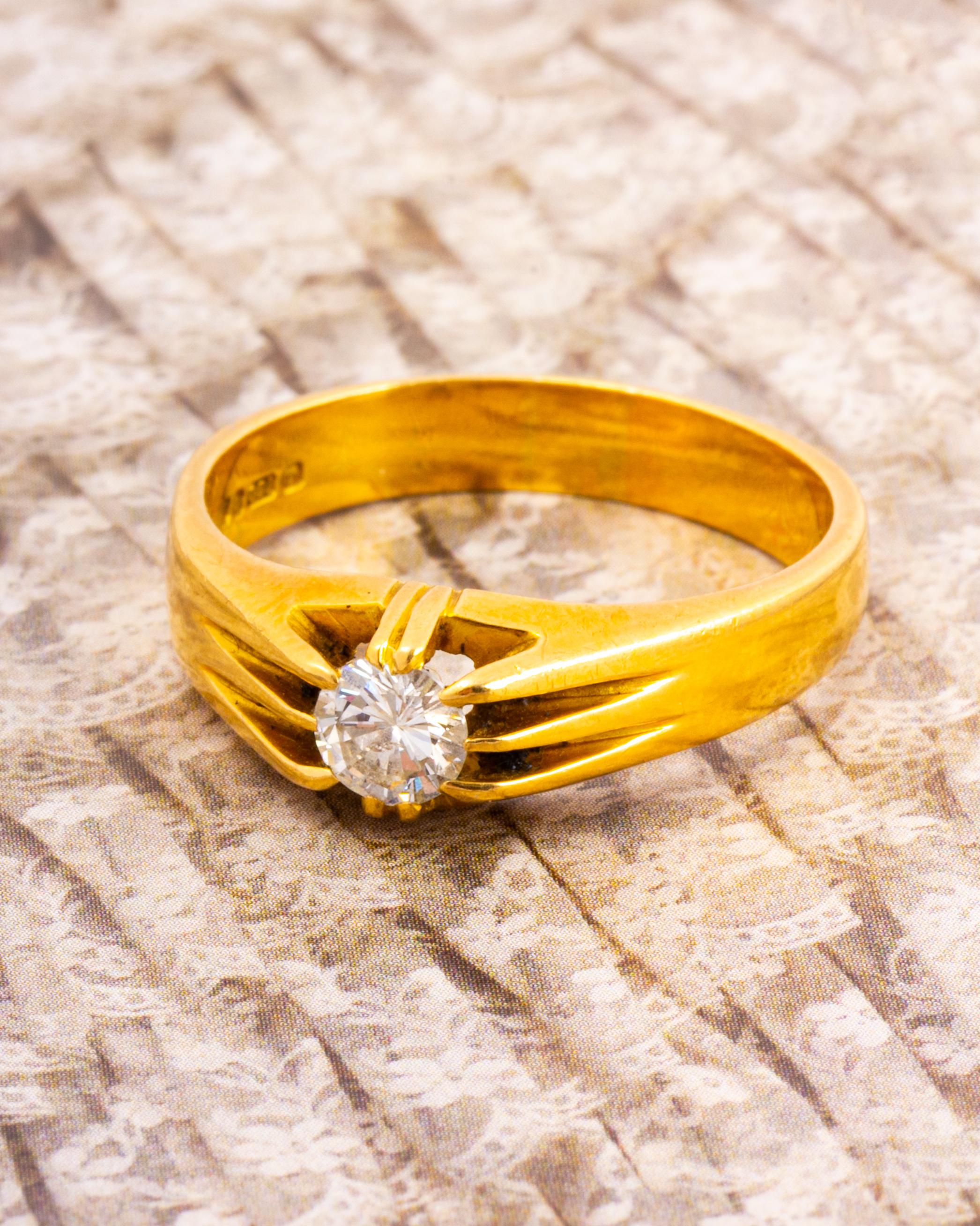 Women's or Men's Art Deco Diamond and 18 Carat Gold Solitaire Ring For Sale