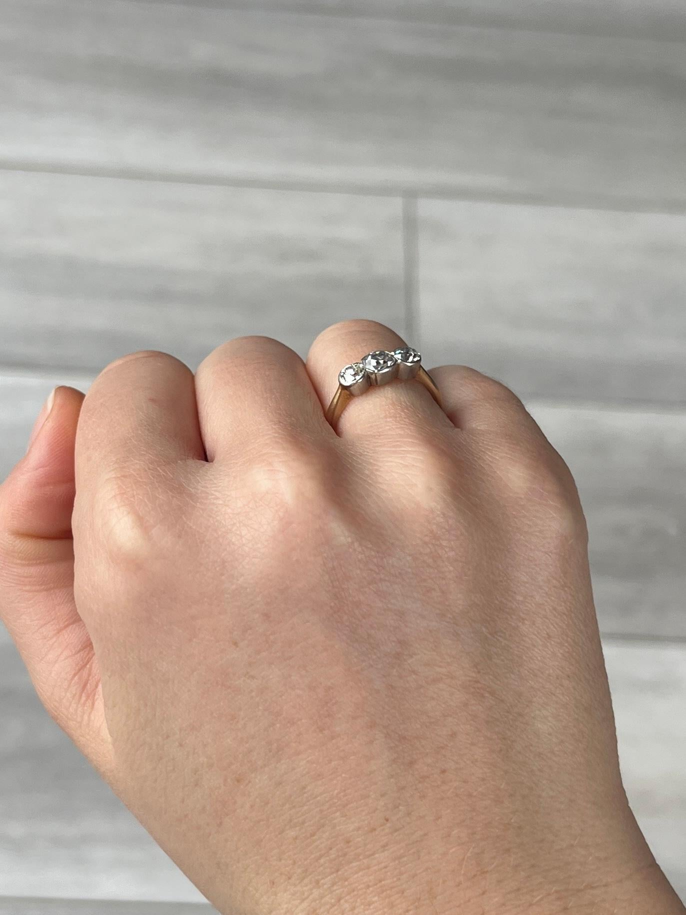 En el centro de este anillo de tres piedras, de estilo sencillo y fluido, hay un trío de diamantes de aproximadamente 1 ct en total. Los diamantes son de talla europea antigua G/H color VS1 y tienen un maravilloso brillo resplandeciente. 

Tamaño