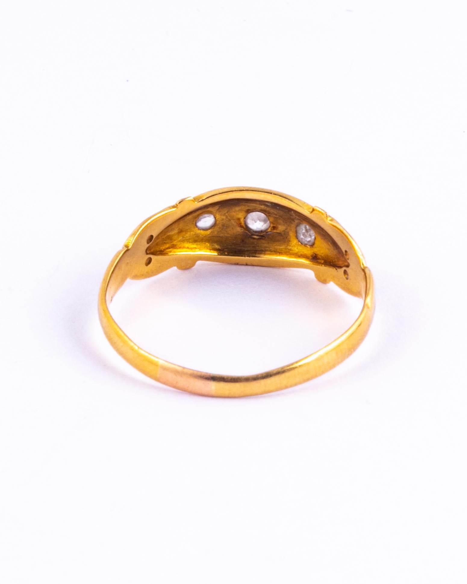 Art Deco Diamond and 18 Carat Gold Three-Stone Gypsy Ring In Good Condition In Chipping Campden, GB