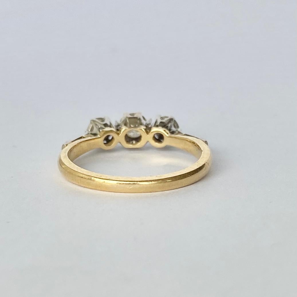Les diamants de cette bague totalisent 35pts et sont brillants et étincelants. Elles sont encastrées dans du platine sur un bracelet en or 18 carats. 

Taille de l'anneau : M 1/2 ou 6 1/2 
Hauteur hors doigt : 5mm

Poids : 2,9 g