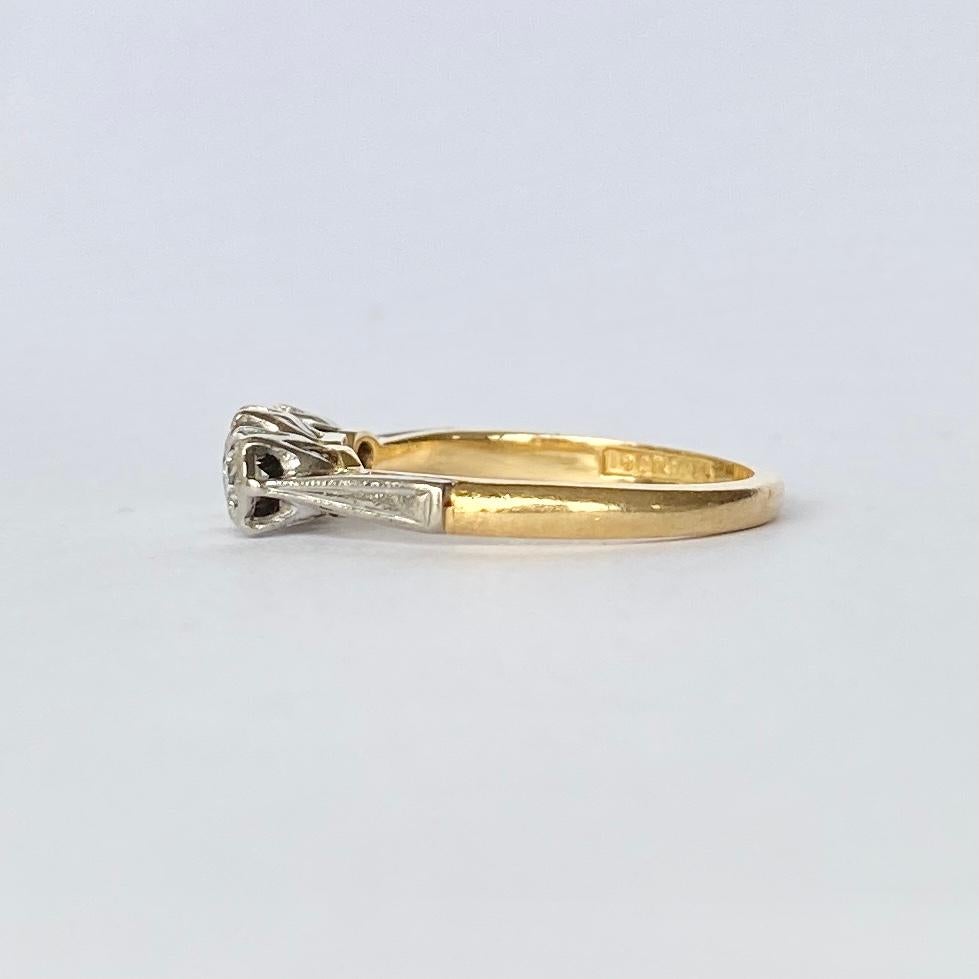 Dreisteiniger Ring aus 18 Karat Gold im Art-déco-Stil mit Diamanten (Art déco) im Angebot