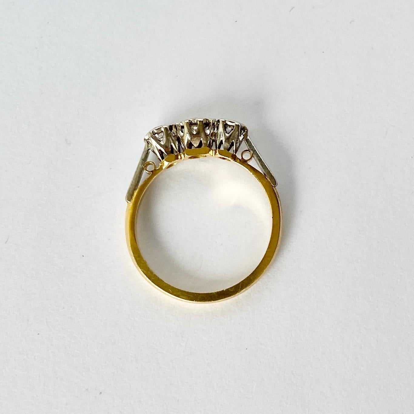 Dreisteiniger Ring aus 18 Karat Gold im Art-déco-Stil mit Diamanten (Rundschliff) im Angebot