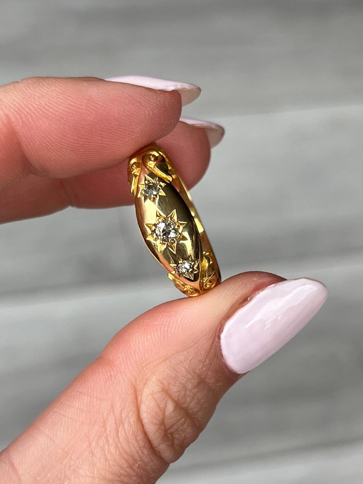 Questa splendida fascia in oro 18 carati contiene tre diamanti per un totale di 20 carati. Sono luminosi, hanno un bel luccichio e sono incastonati in una montatura a stella. Completamente marcato Birmingham 1912. All'interno della fascia è presente