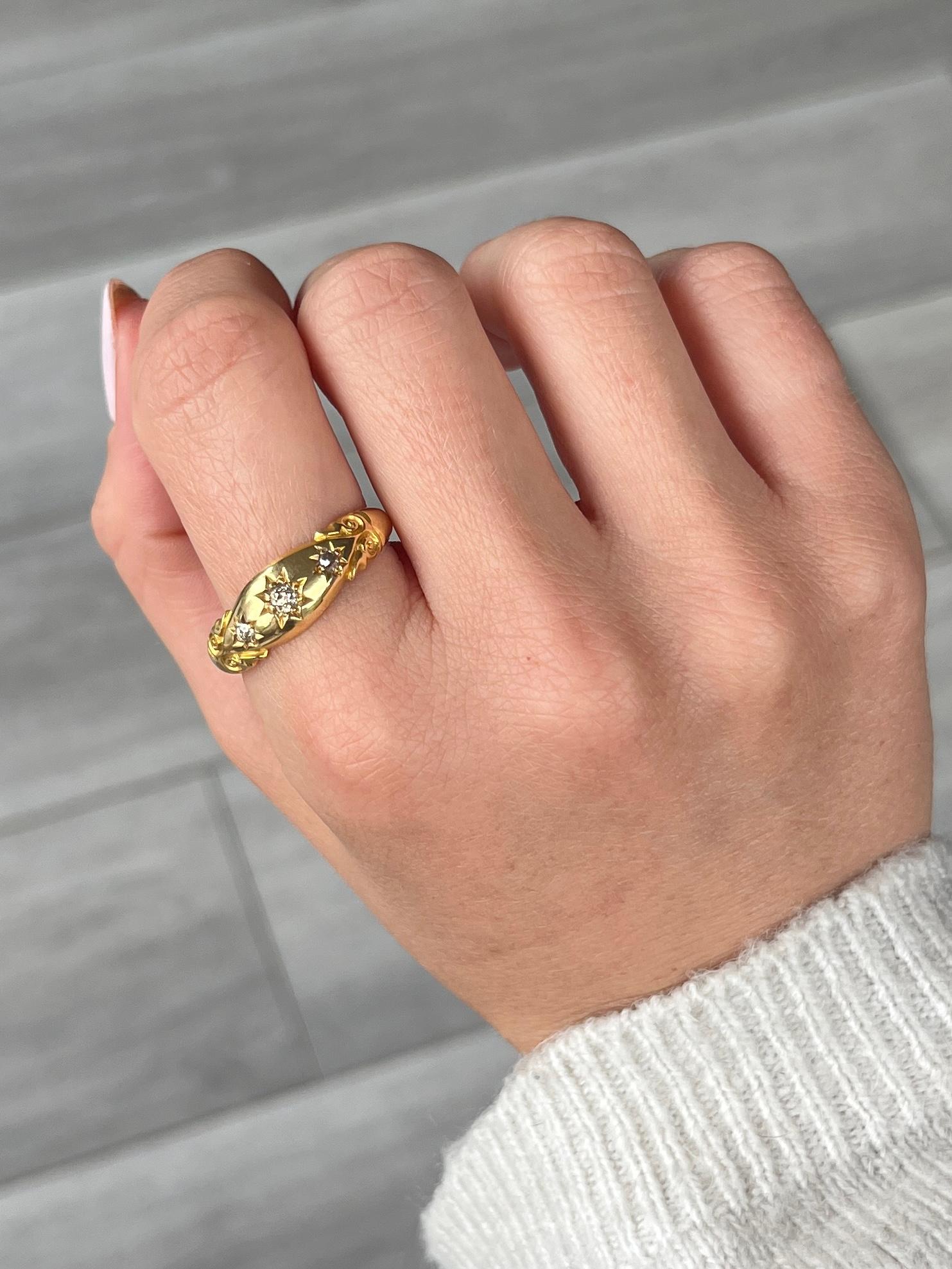 Taglio vecchia miniera Fascia con diamante Art Deco e tre pietre in oro 18 carati con incastonatura a stella in vendita