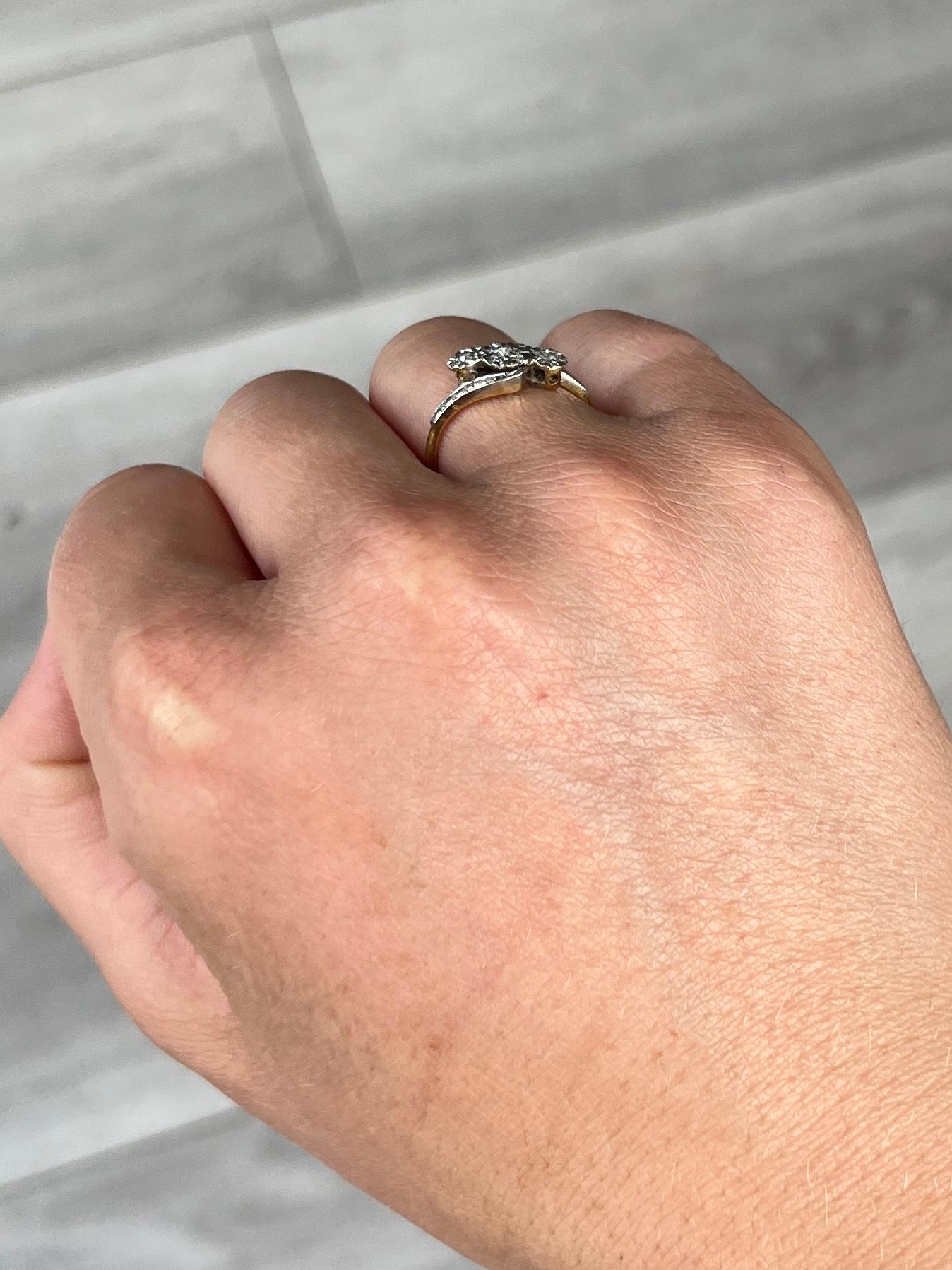 Round Cut Art Deco Diamond and 18 Carat Gold Three-Stone Twist Ring For Sale