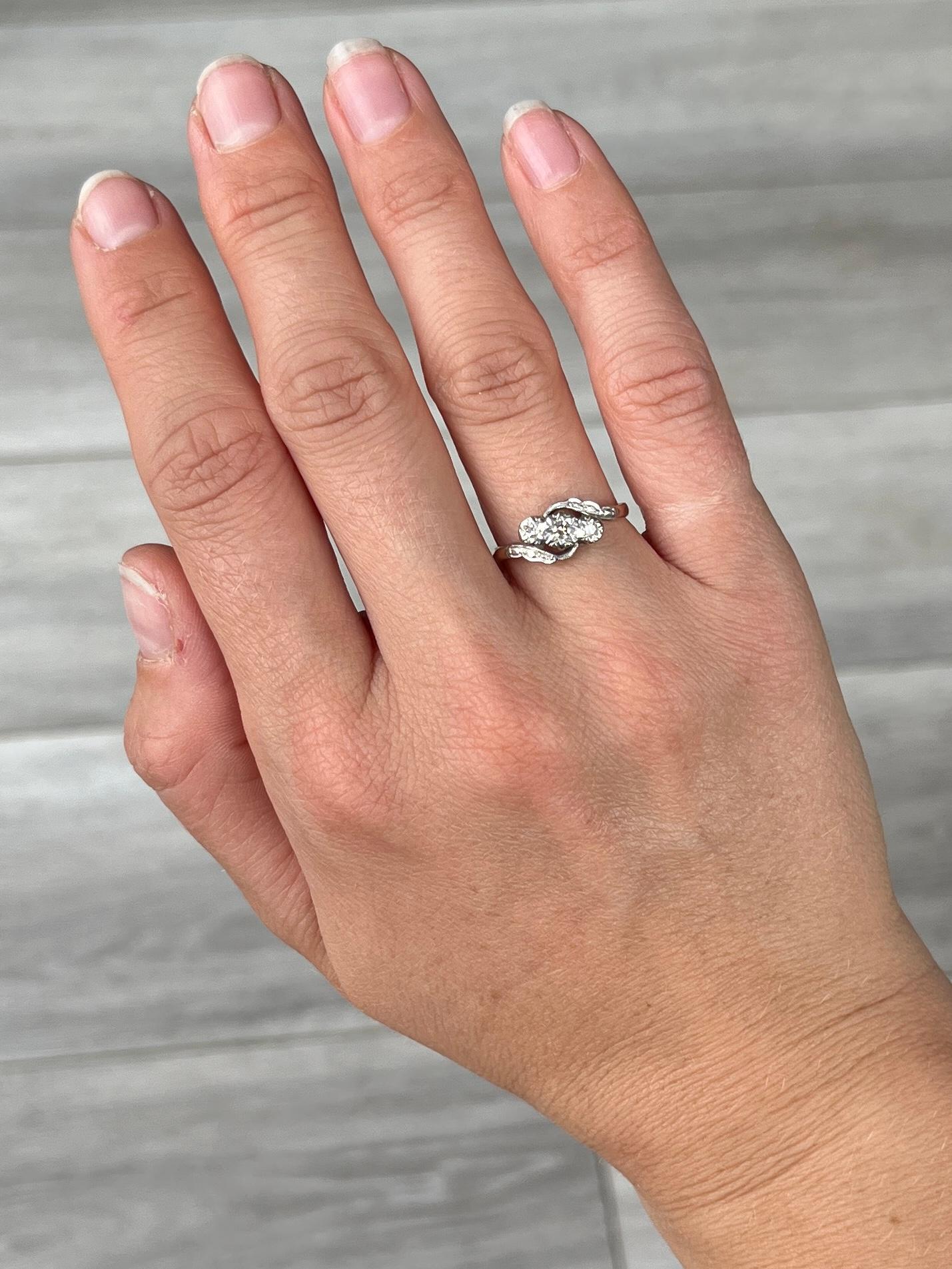 Round Cut Art Deco Diamond and 18 Carat Gold Three-Stone Twist Ring For Sale