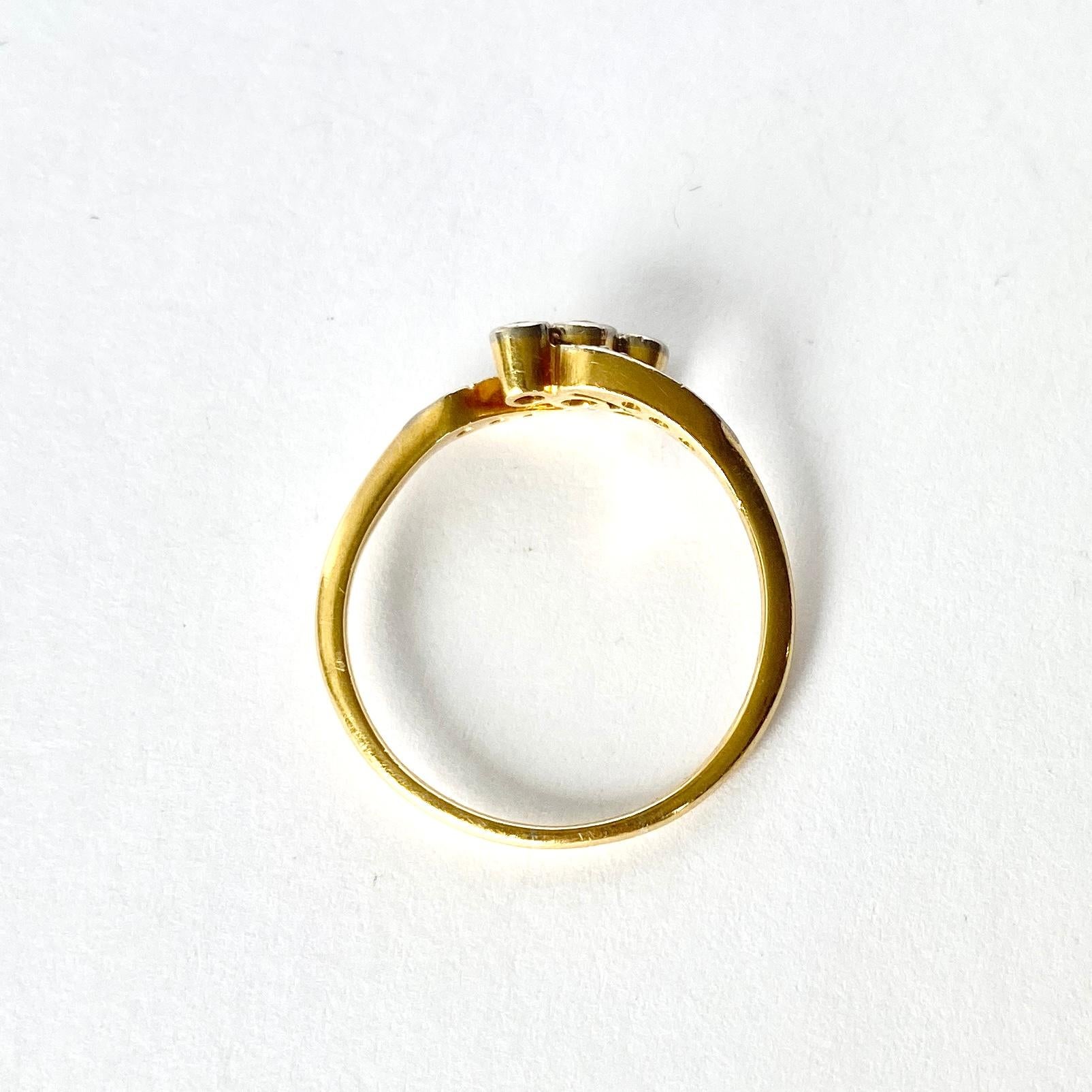 Dreisteiniger Twist-Ring aus 18 Karat Gold mit Diamanten im Art déco-Stil im Zustand „Gut“ im Angebot in Chipping Campden, GB