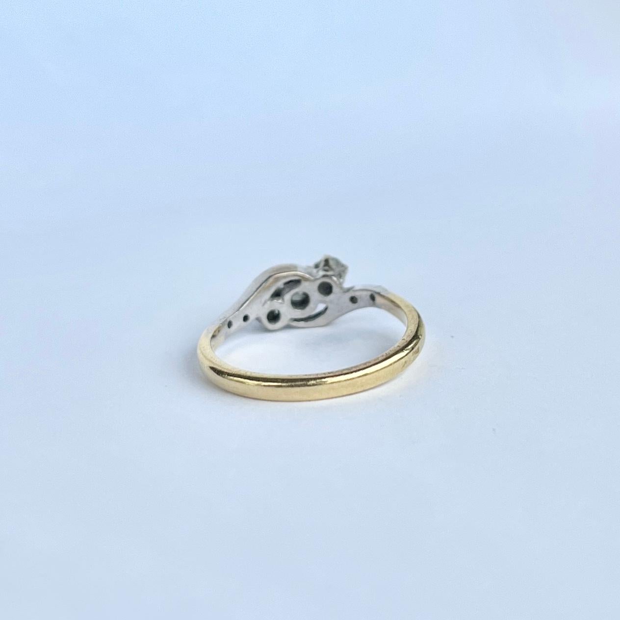 Taglio rotondo Anello a tre pietre in oro 18 carati e diamanti Art Deco in vendita