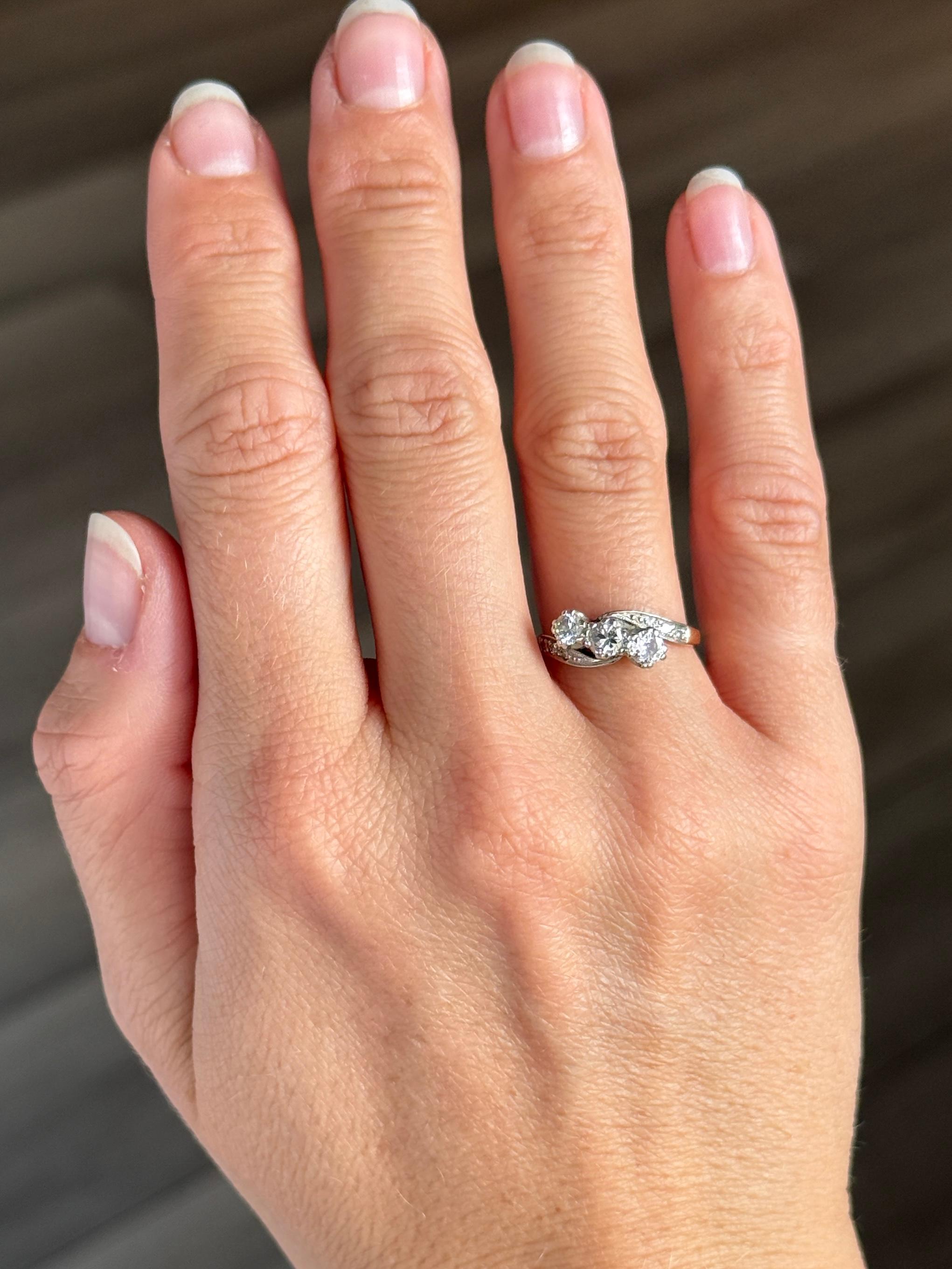 Art Deco Diamond and 18 Carat Gold Three-Stone Twist Ring In Good Condition For Sale In Chipping Campden, GB