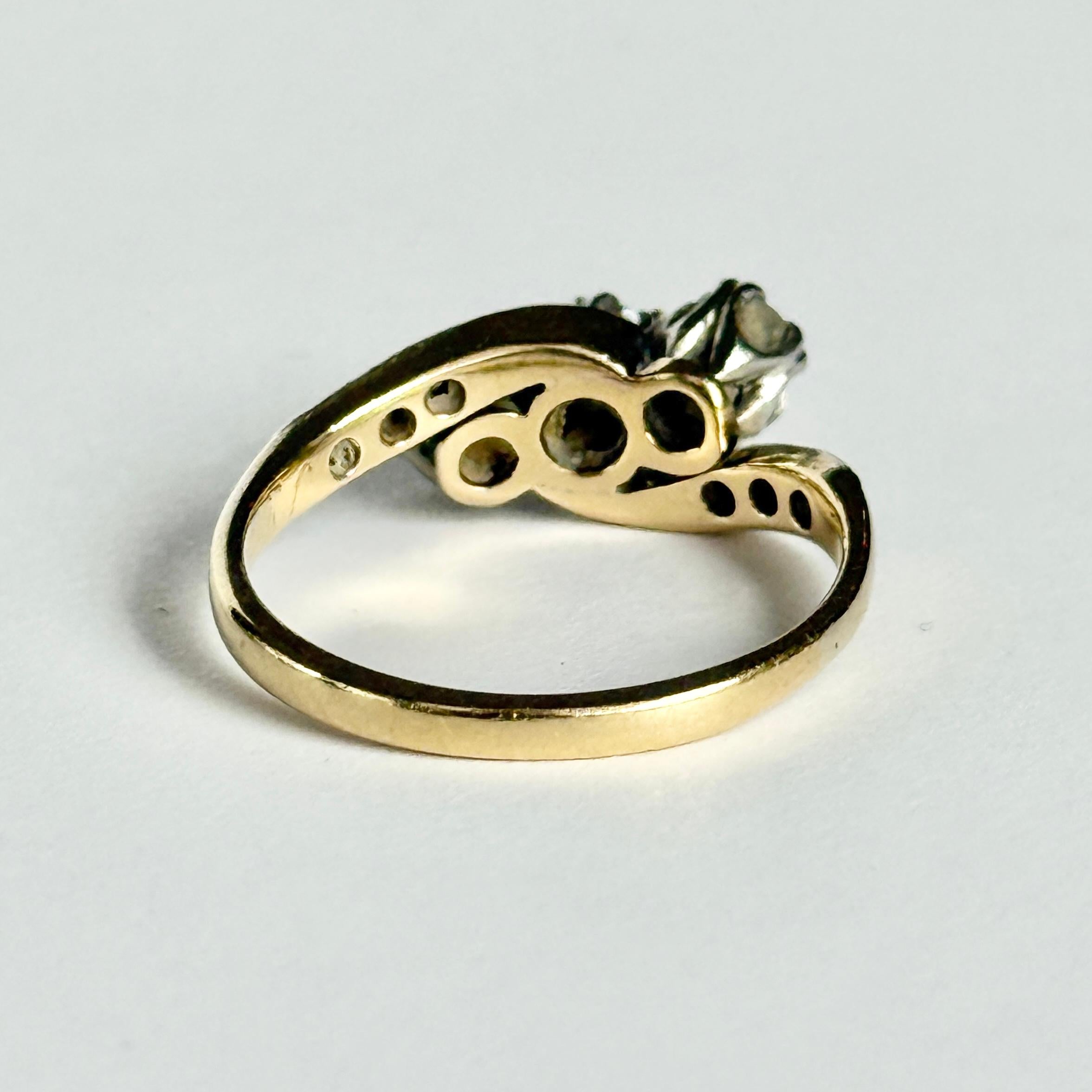 Art Deco Diamond and 18 Carat Gold Three-Stone Twist Ring For Sale 1