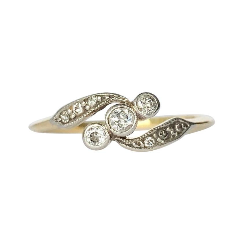 Dreisteiniger Twist-Ring aus 18 Karat Gold mit Diamanten im Art déco-Stil im Angebot