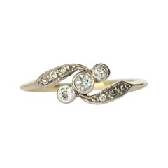 Dreisteiniger Twist-Ring aus 18 Karat Gold mit Diamanten im Art déco-Stil
